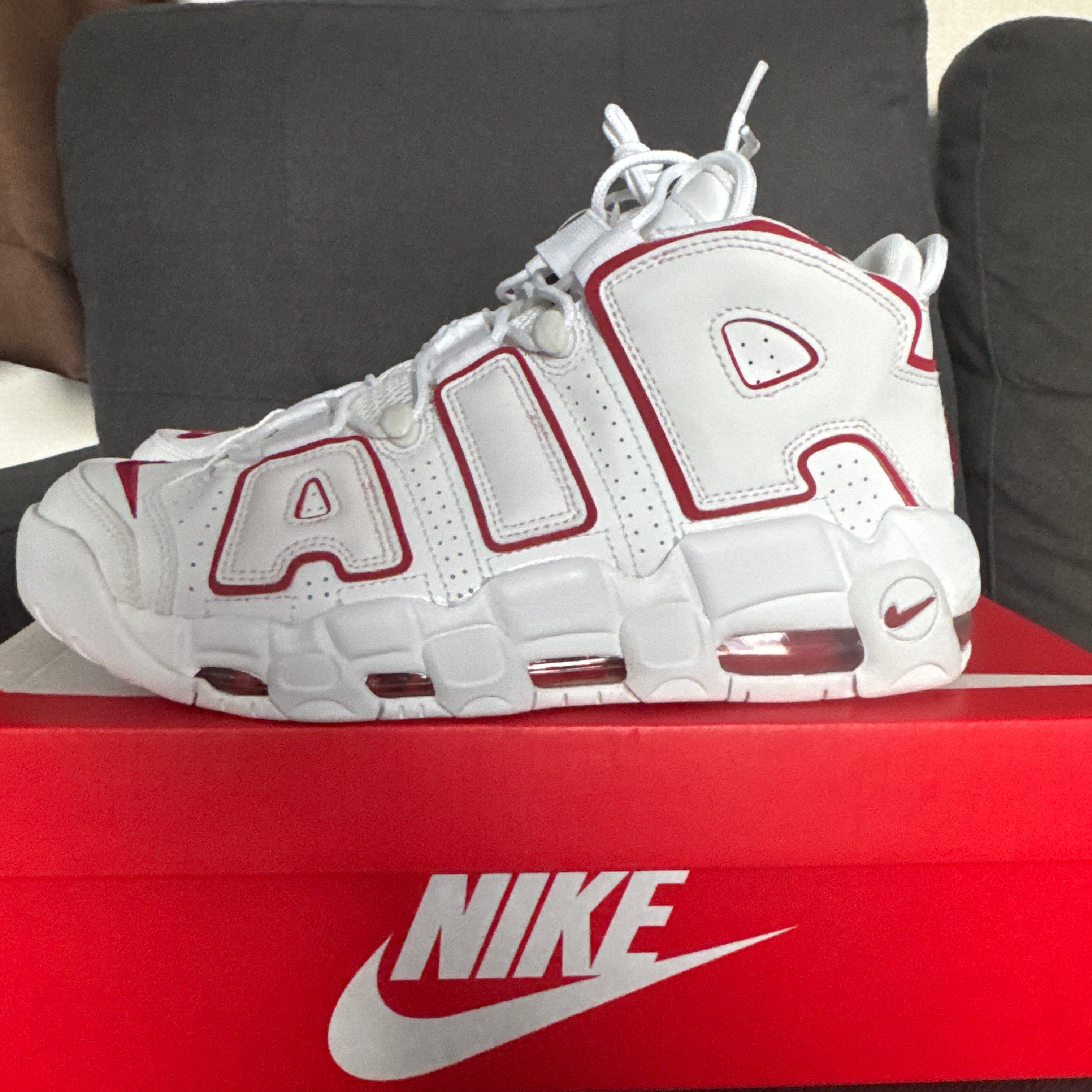 ナイキ エア モア アップテンポ "ホワイト/バーシティレッド" (2021)
