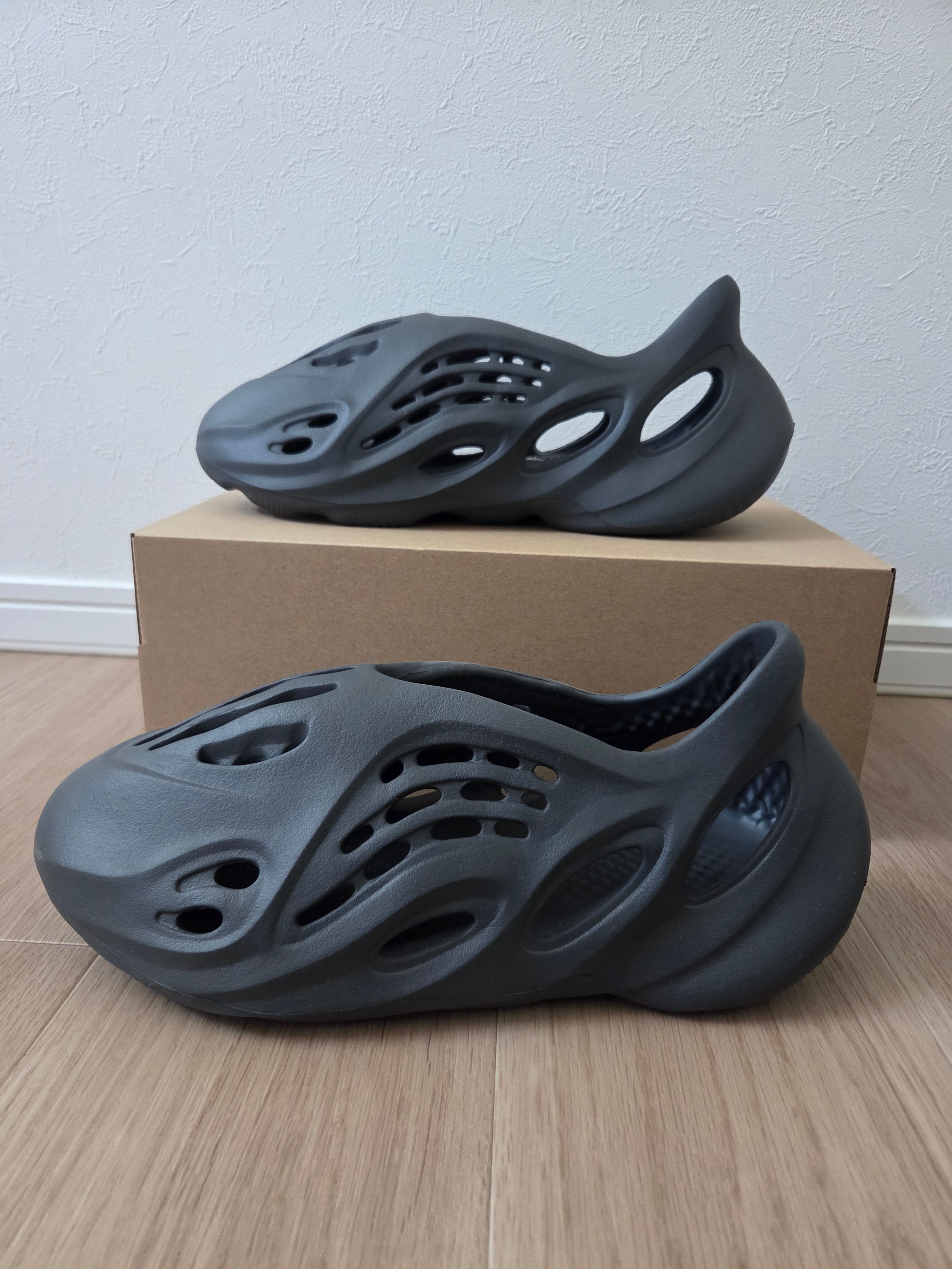 adidas YEEZY Foam Runner "Carbon"