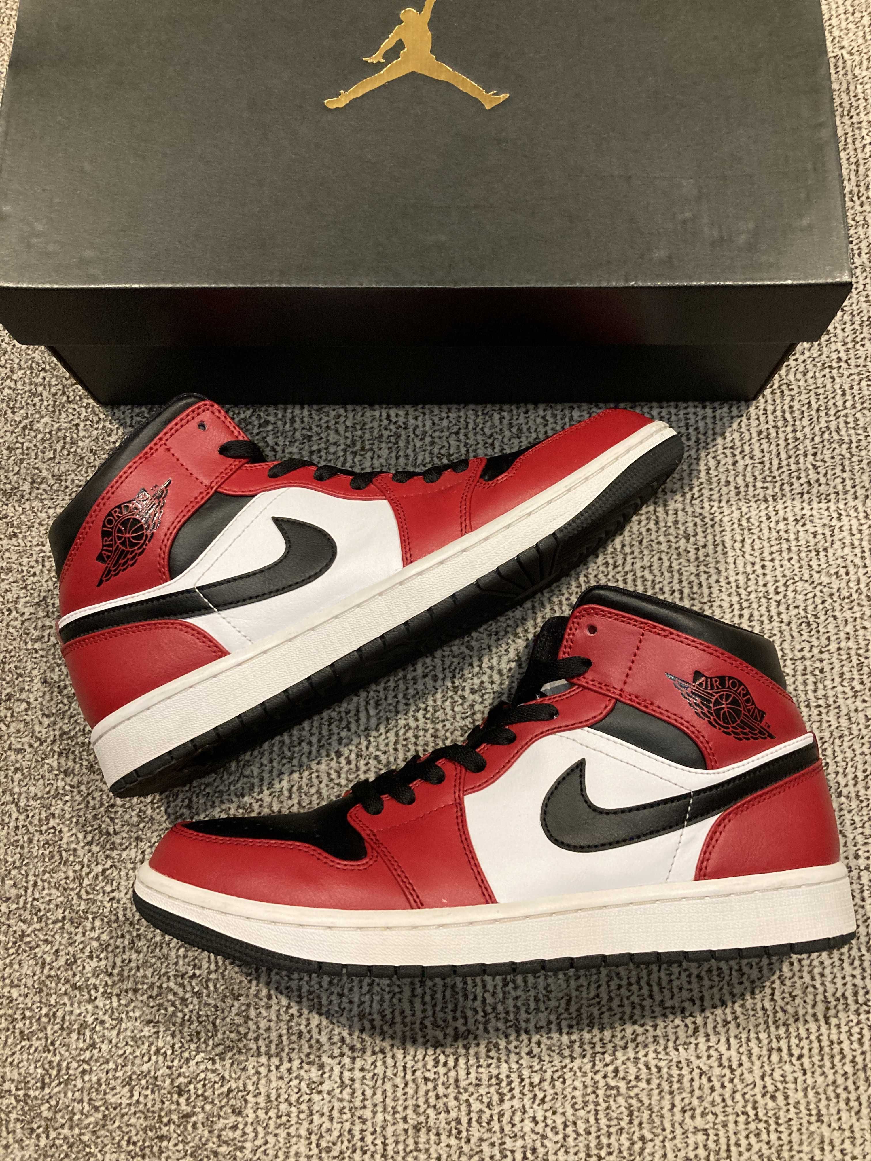 Nike Air Jordan 1 Mid "Chicago Black Toe"