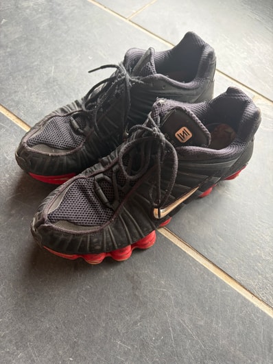SKEPTA × NIKE SHOXTL BLACK/UNIVERCITYRED