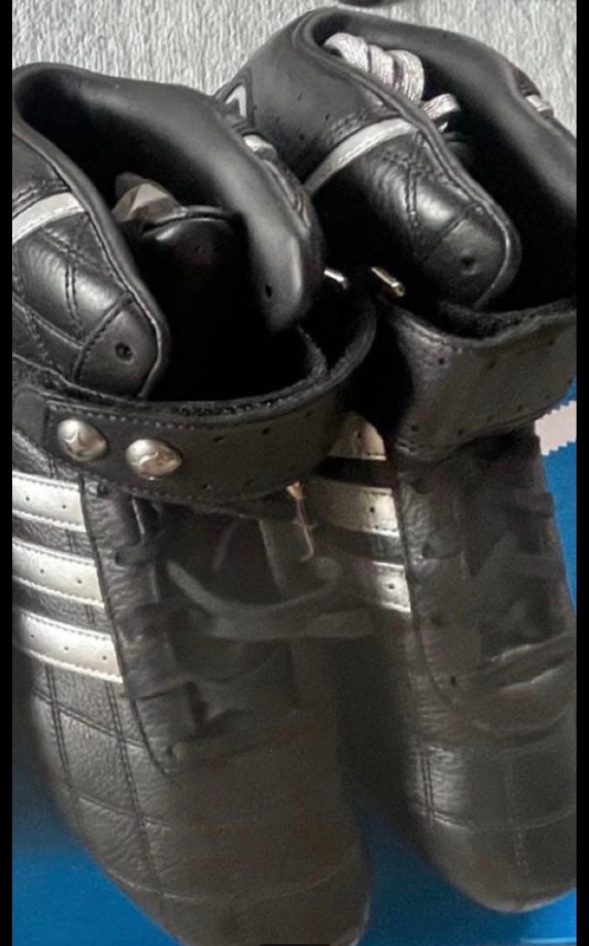 サグクラブ × アディダス アディレーサー ハイ "コアブラック/シルバーメタリック"