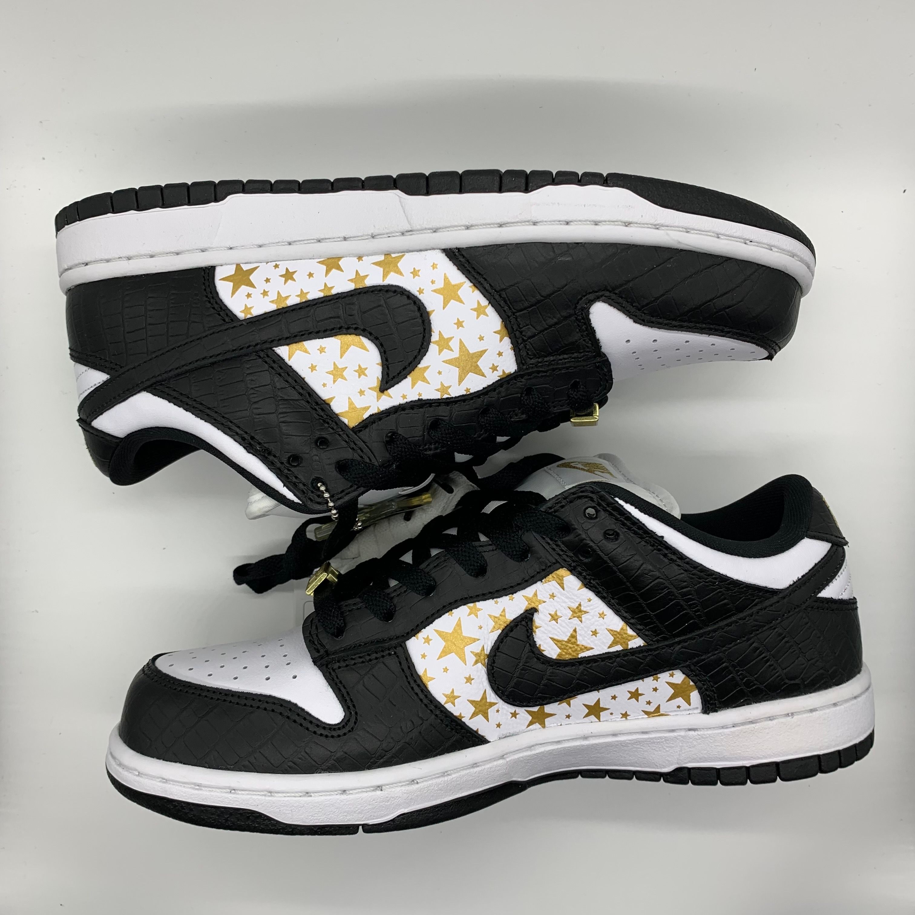 Supreme × Nike SB Dunk Low OG QS Gold Stars "White/Black"