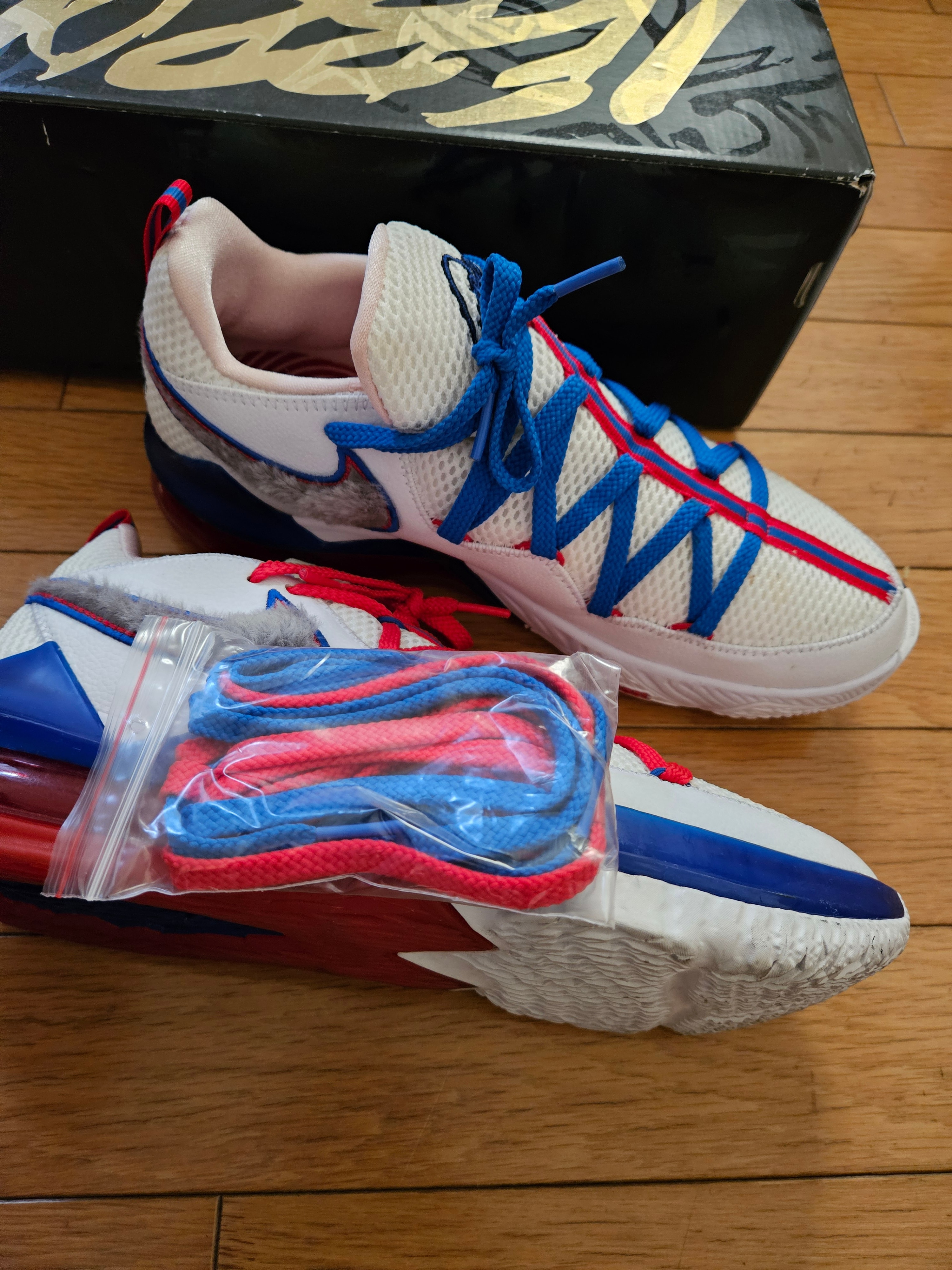 ナイキ レブロン17 ロー "チューン スクワッド"