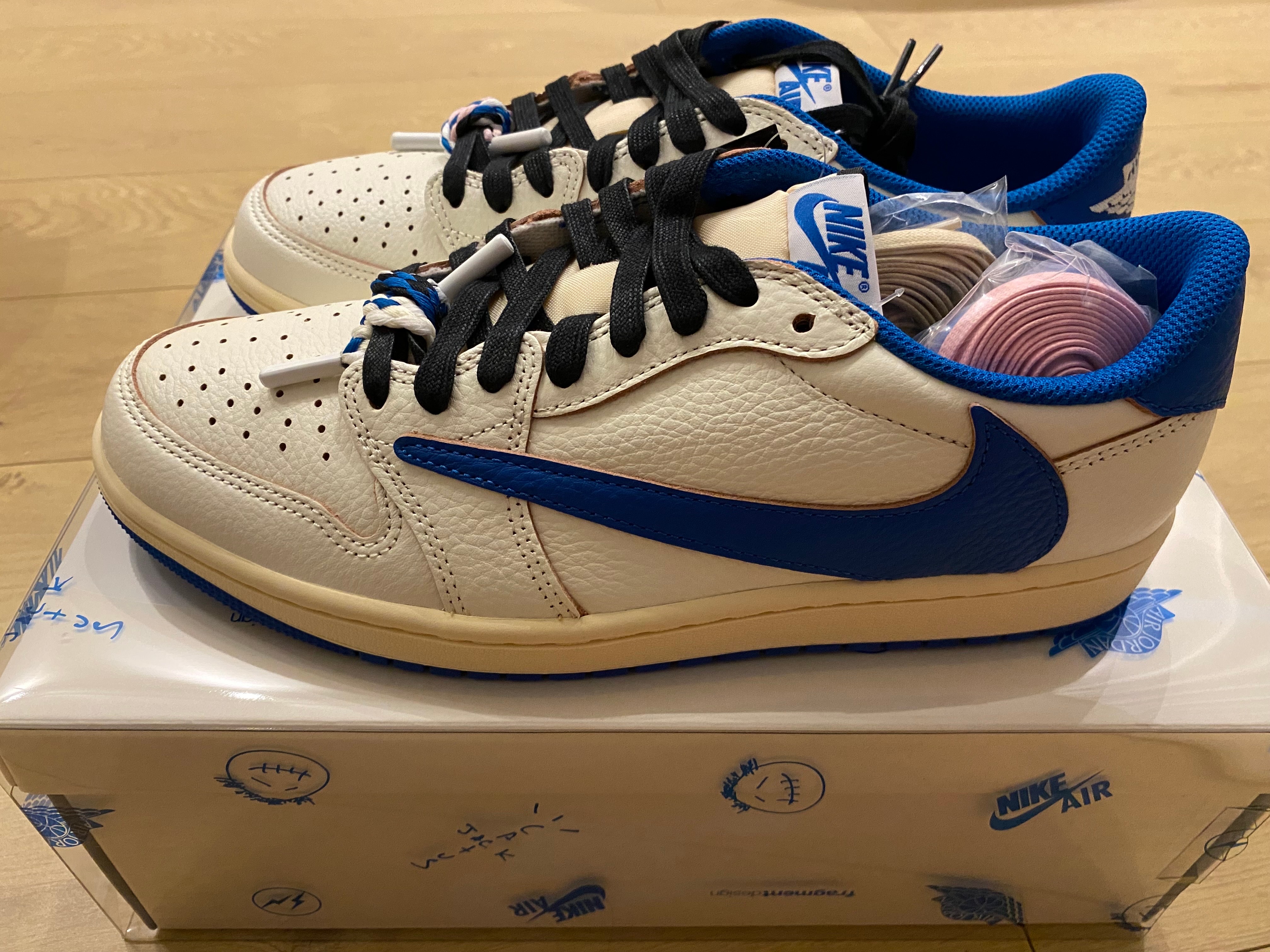 トラヴィススコット × フラグメントデザイン × ナイキ エアジョーダン1 ロー OG "セイル/ミリタリーブルー"