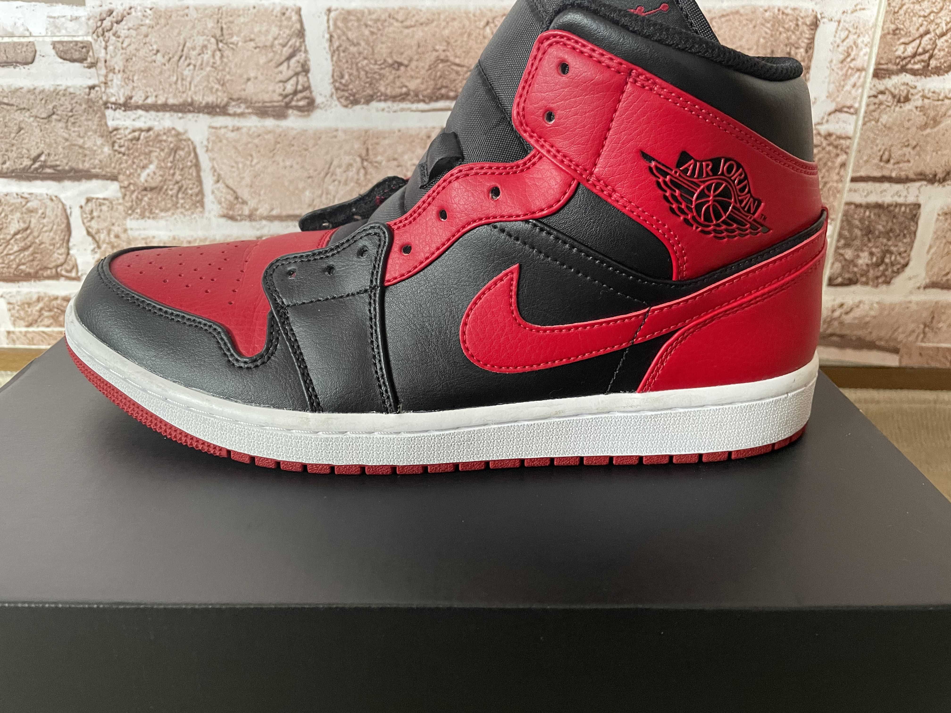 Nike Air Jordan 1 Mid "Bred"
