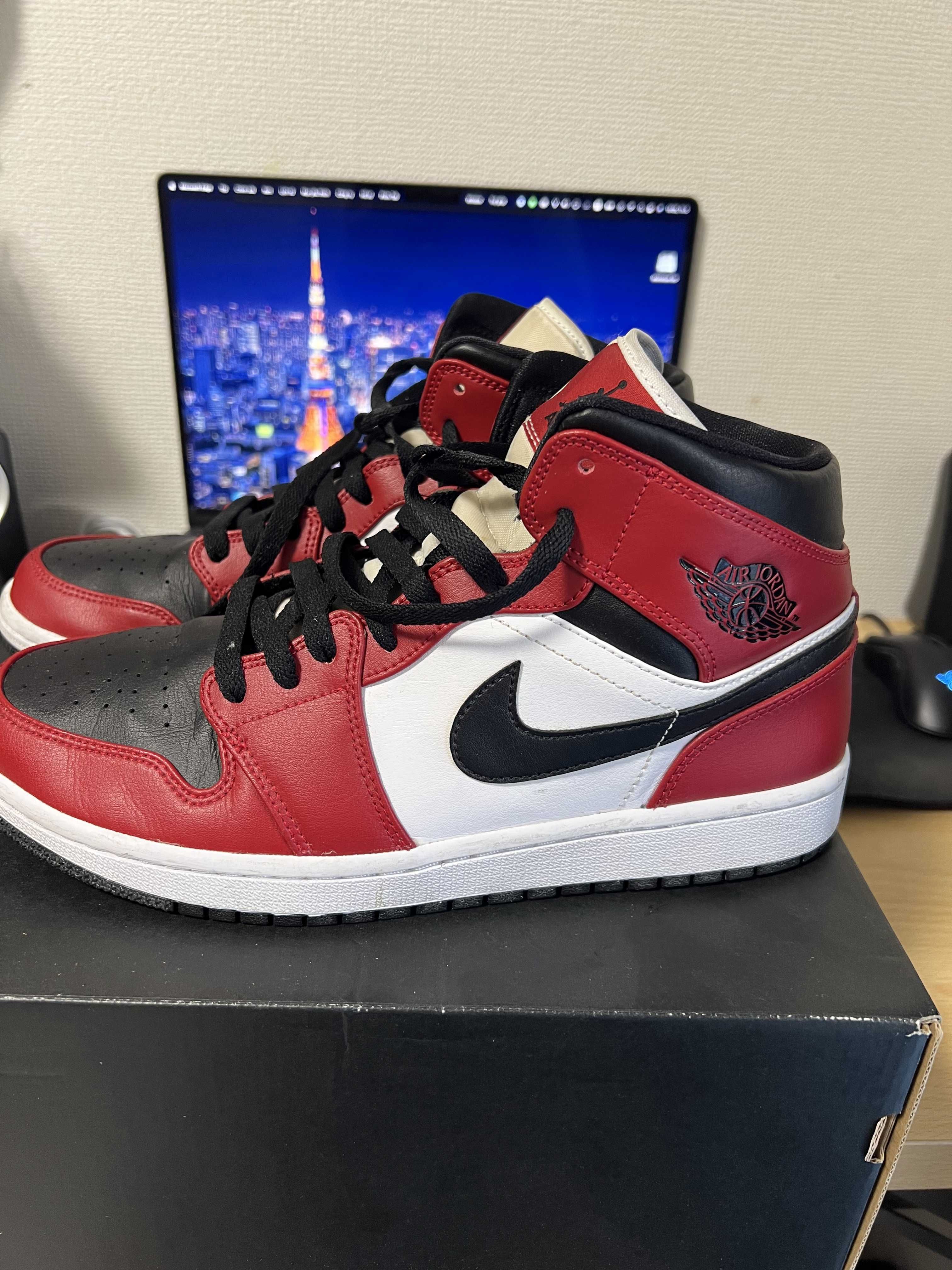 Nike Air Jordan 1 Mid "Chicago Black Toe"