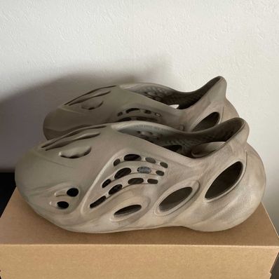 adidas YEEZY Foam Runner "Stone Sage"