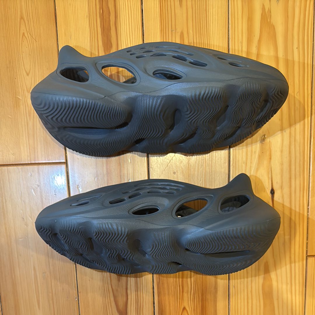 adidas YEEZY Foam Runner "Carbon"