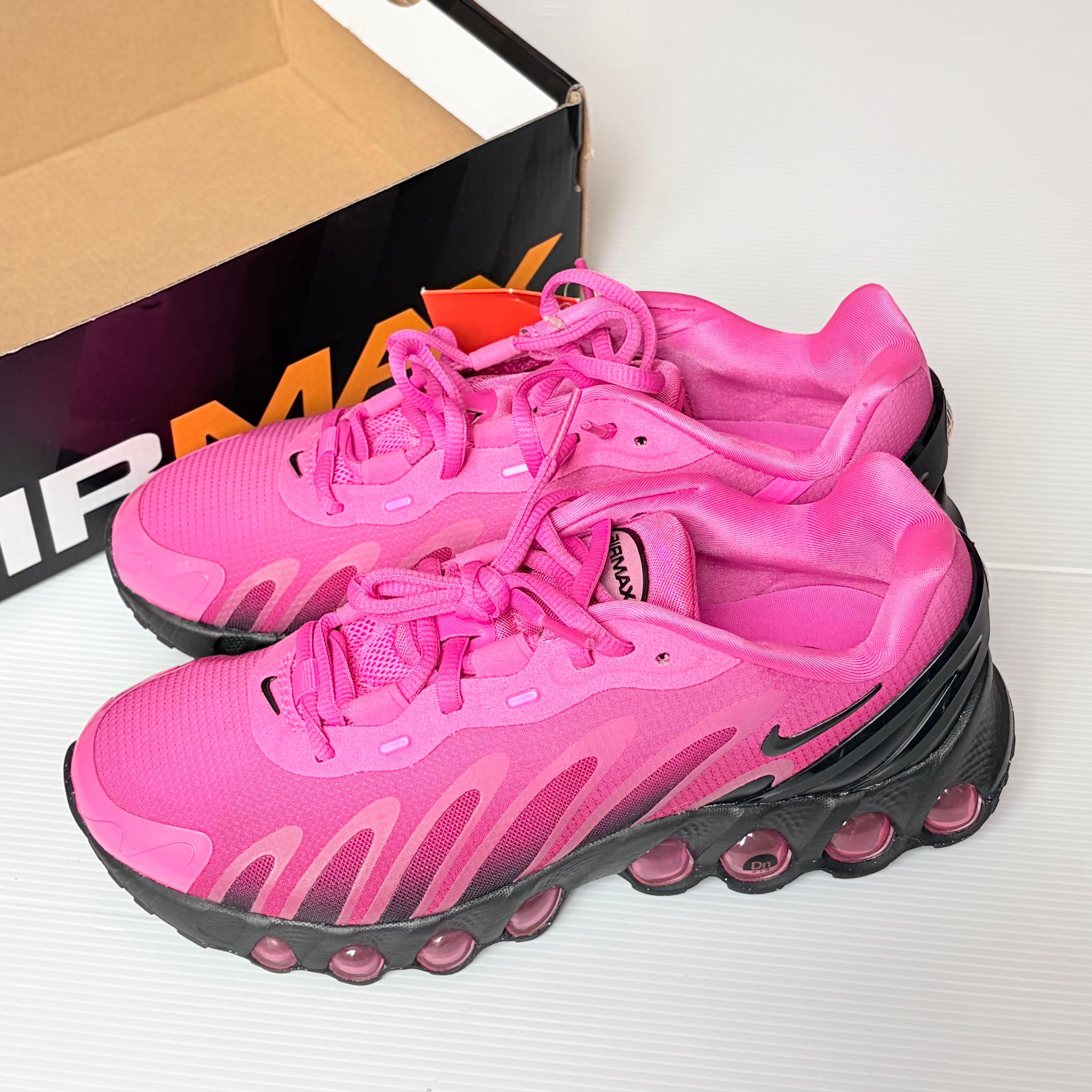 ナイキ ウィメンズ エアマックスDN8 "レーザーフューシャ/スポーツフューシャ/ブラック"