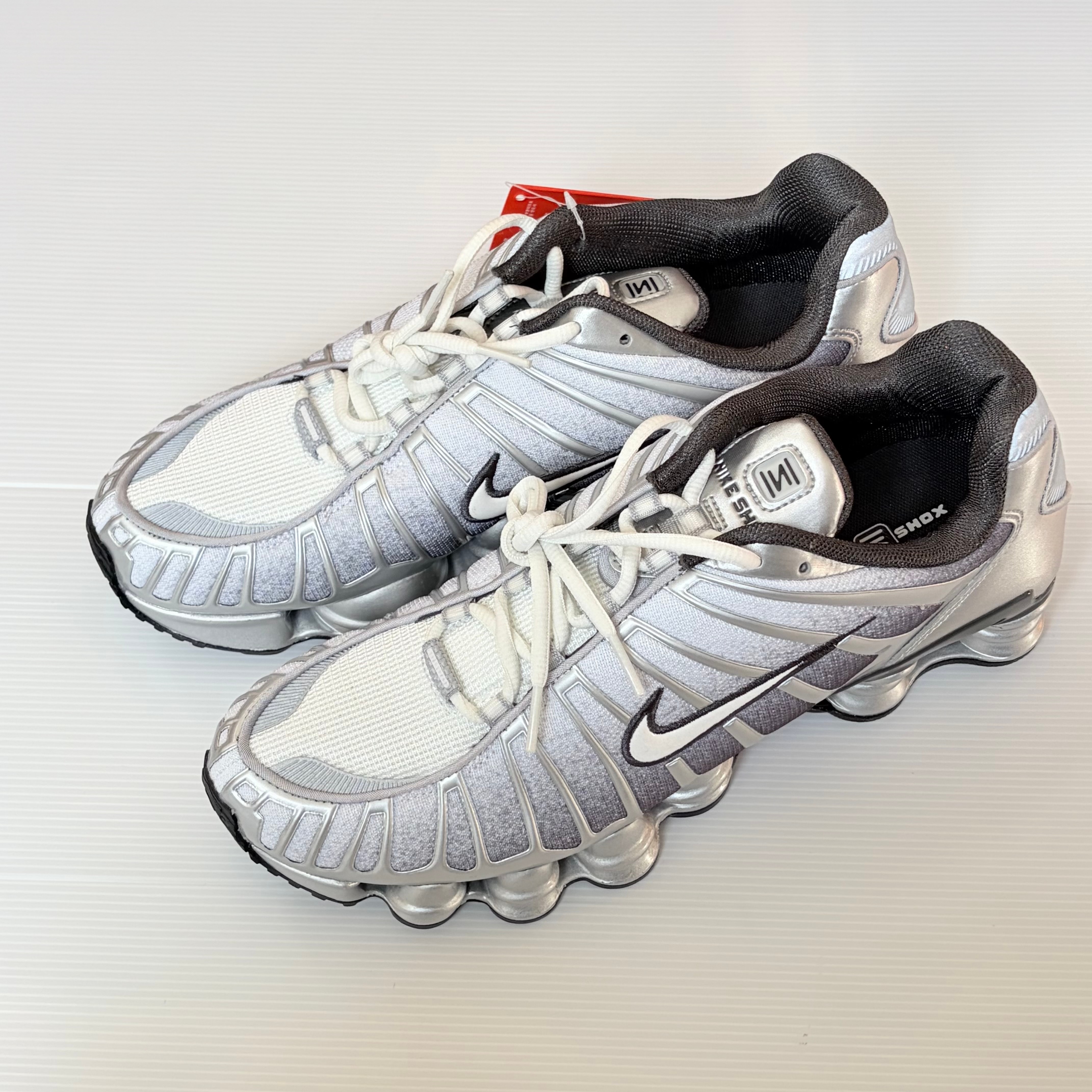 ナイキ ショックス TL "メタリックシルバー/ウルフグレー/アンスラサイト/サミットホワイト"