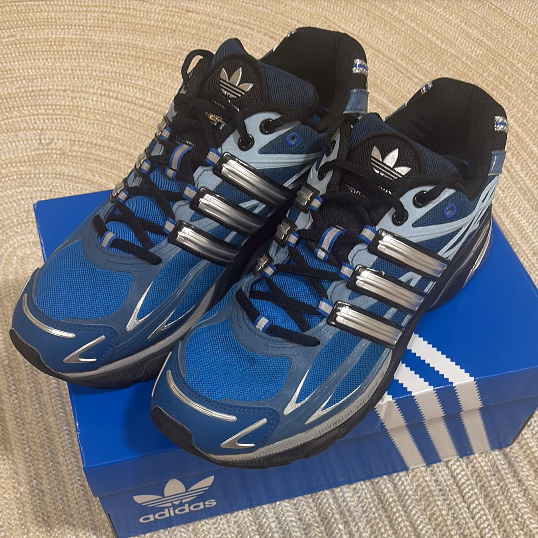 アトモス別注 アディダス オリジナルス アディスター クッション "コアブラック/シルバーメタリック/ブルー"