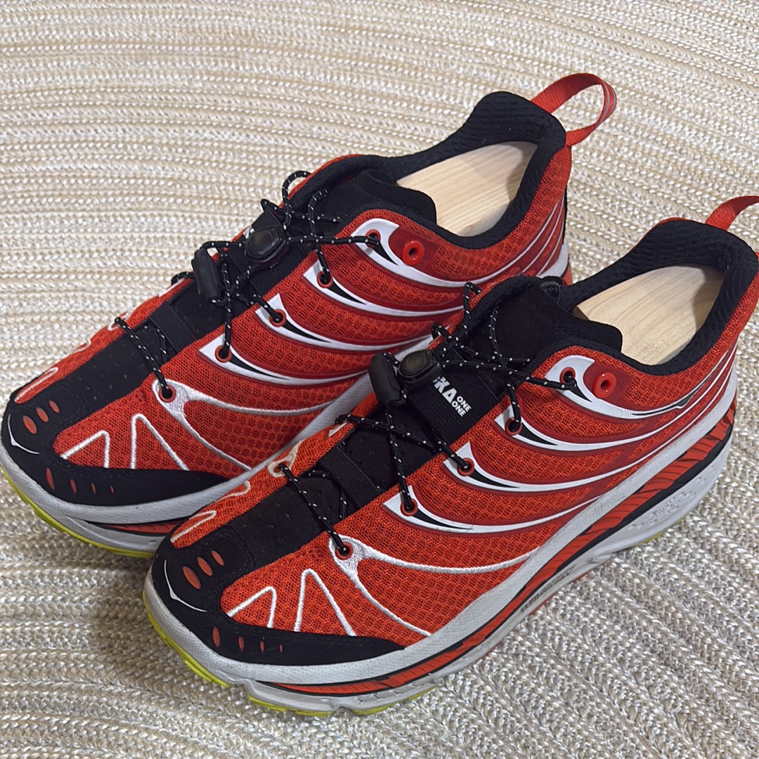 ホカ スティンソン エヴォ OG "ハバネロ/ブラック"