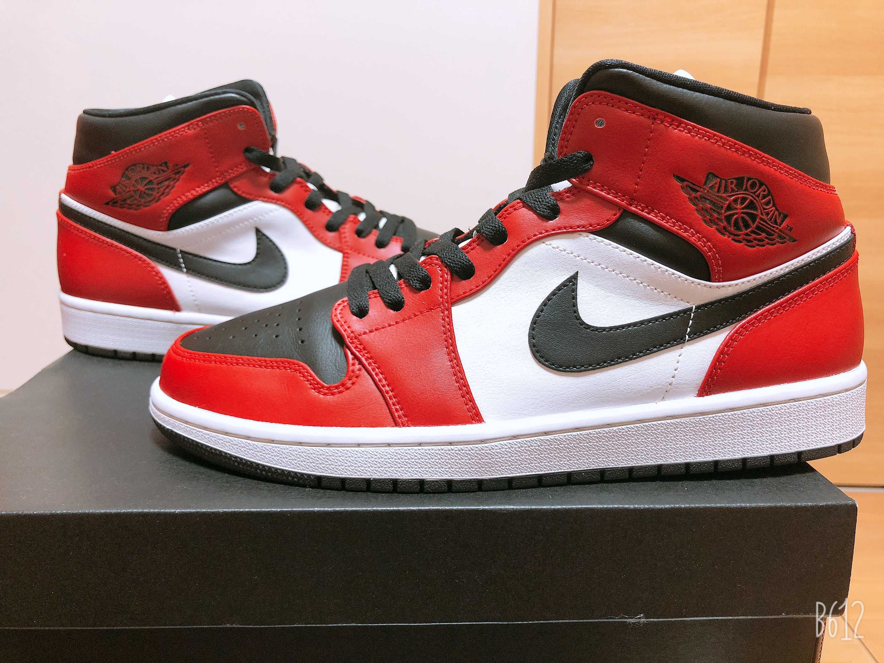 Nike Air Jordan 1 Mid "Chicago Black Toe"