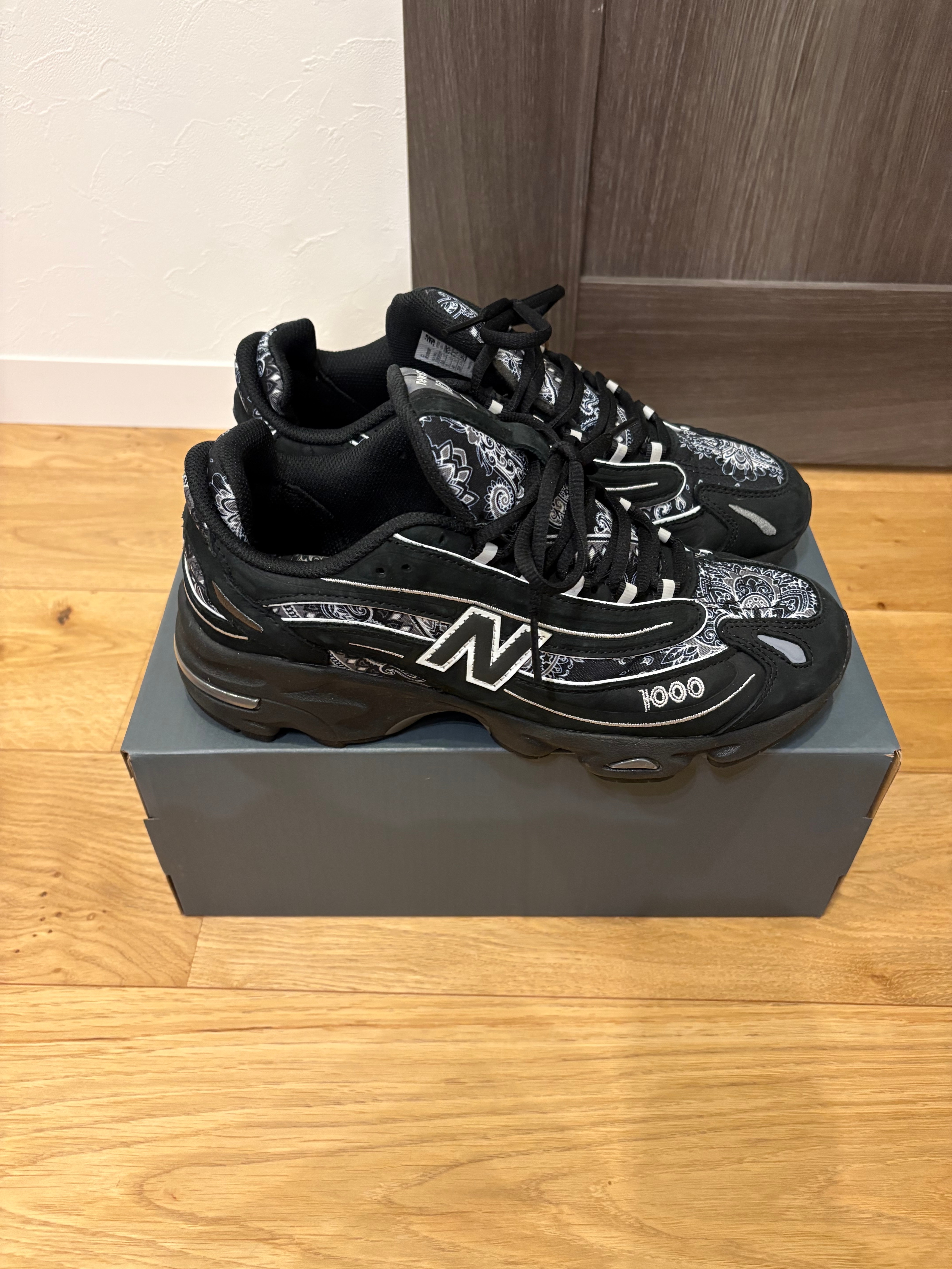 atmos × New Balance 1000 "bāṅdhnū/Black Paisley"