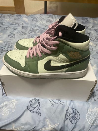 NIKE Women's AIR JORDAN 1 MID SE "DUTCH GREEN"