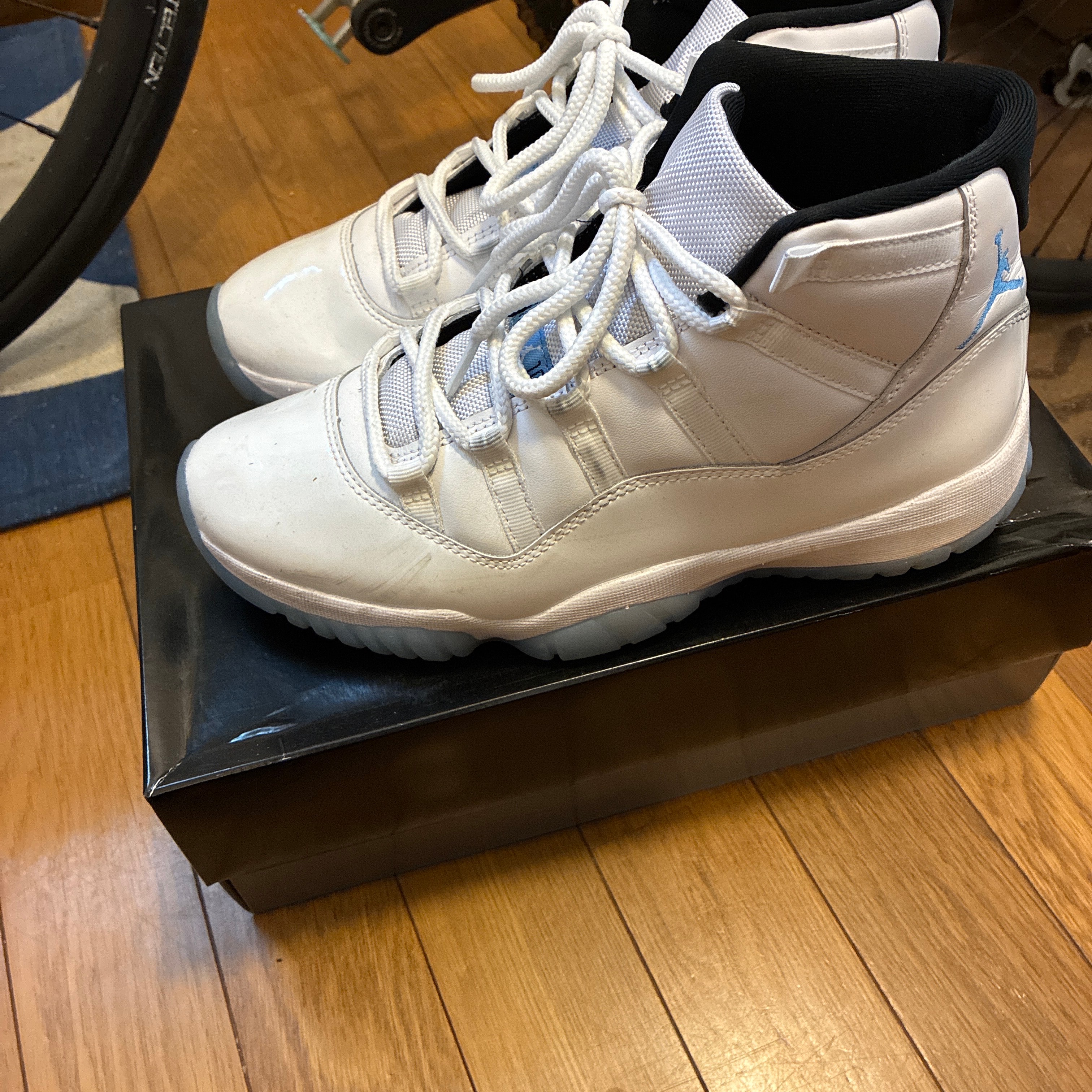 ナイキ エアジョーダン11 レトロ "ホワイト/レジェンドブルー"