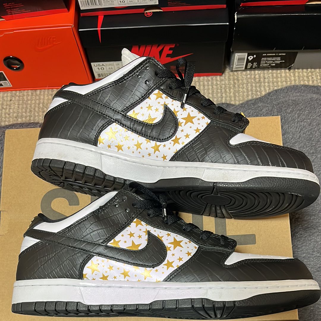 Supreme × Nike SB Dunk Low OG QS Gold Stars "White/Black"