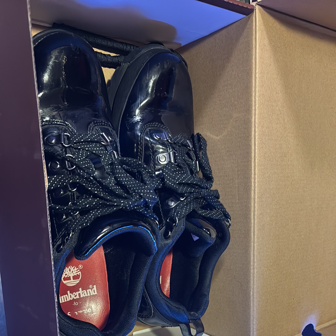 シュプリーム × ティンバーランド ユーロ ハイカー ロー パテント レザー "ブラック"