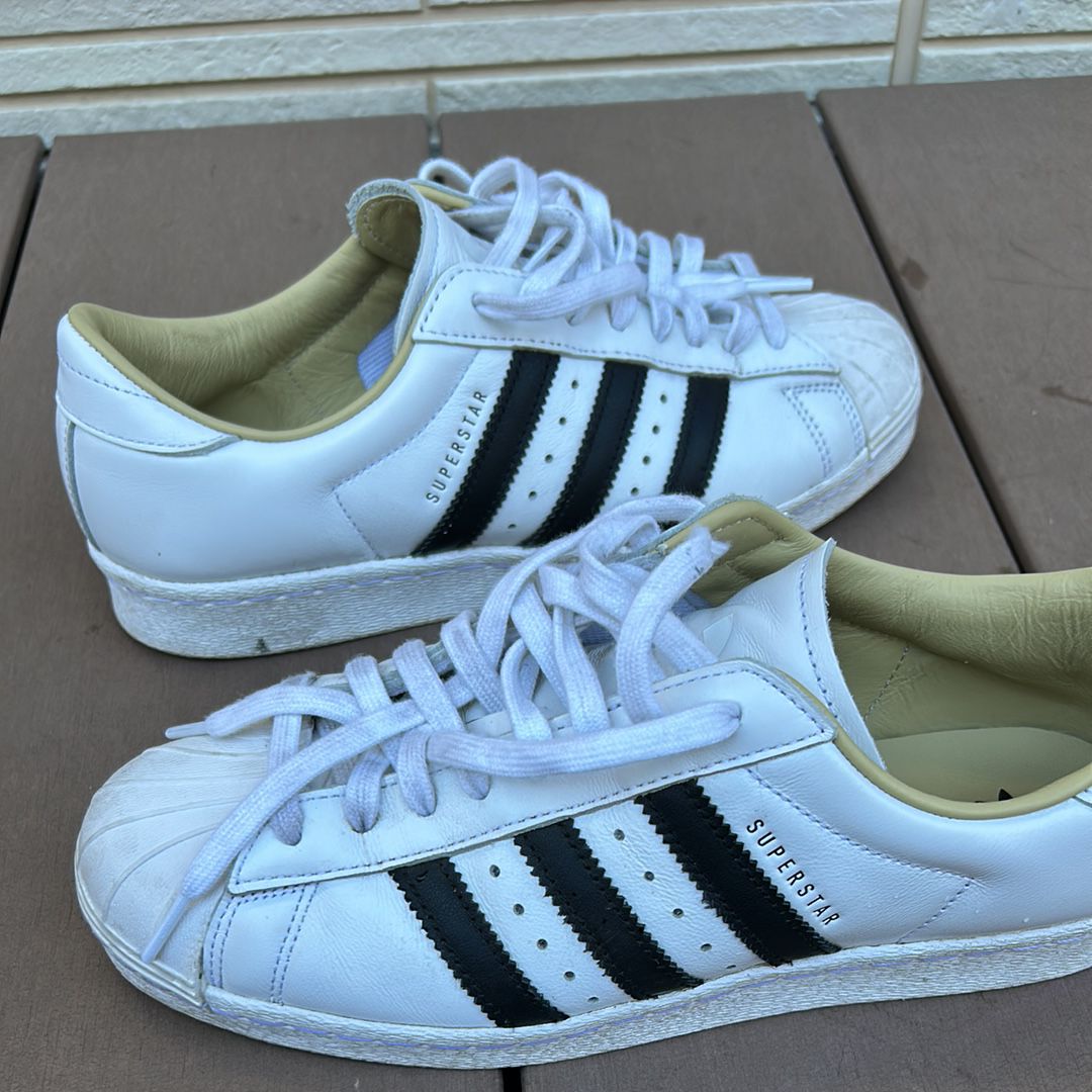 タニー (谷篤人) × アディダス スーパースター80s "ナイトインディゴ/オフホワイト/サンド"