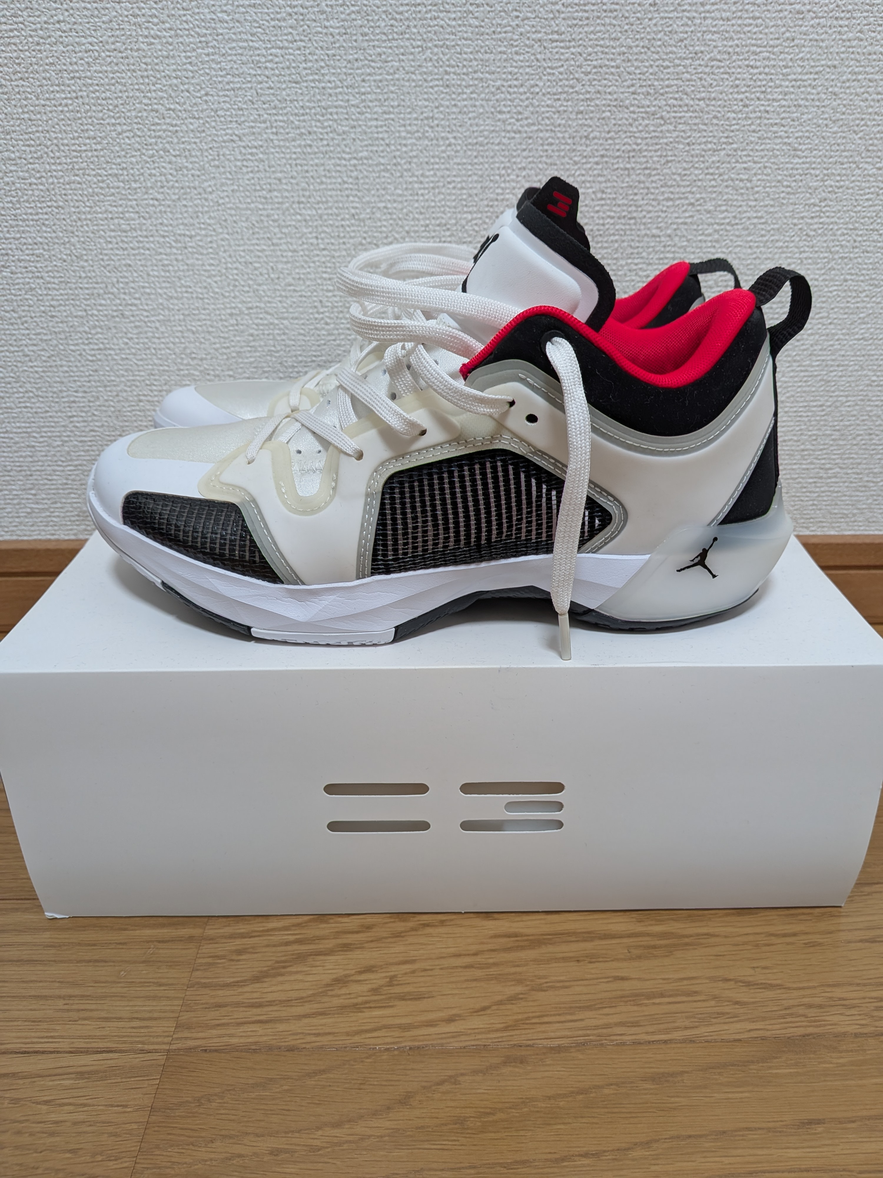 ナイキ エアジョーダン37 "ホワイト/ブラック/サイレンレッド"