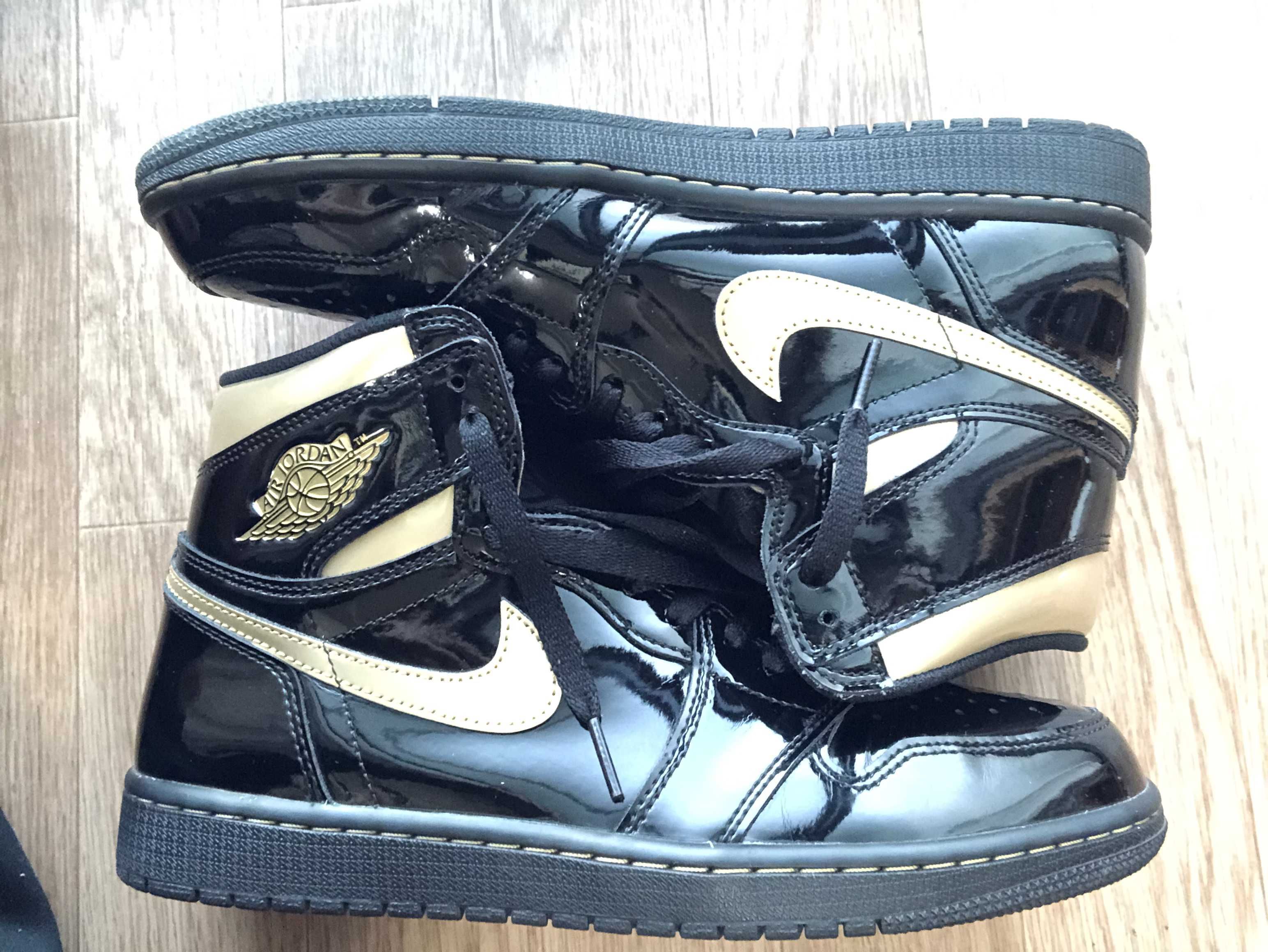 Nike Air Jordan 1 High OG "Black-Metalic Gold"