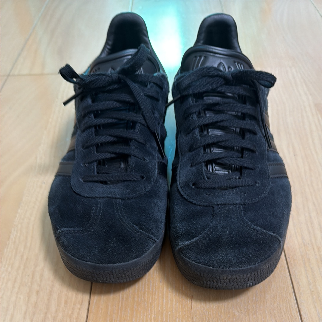 アディダス ガゼル "トリプル ブラック"