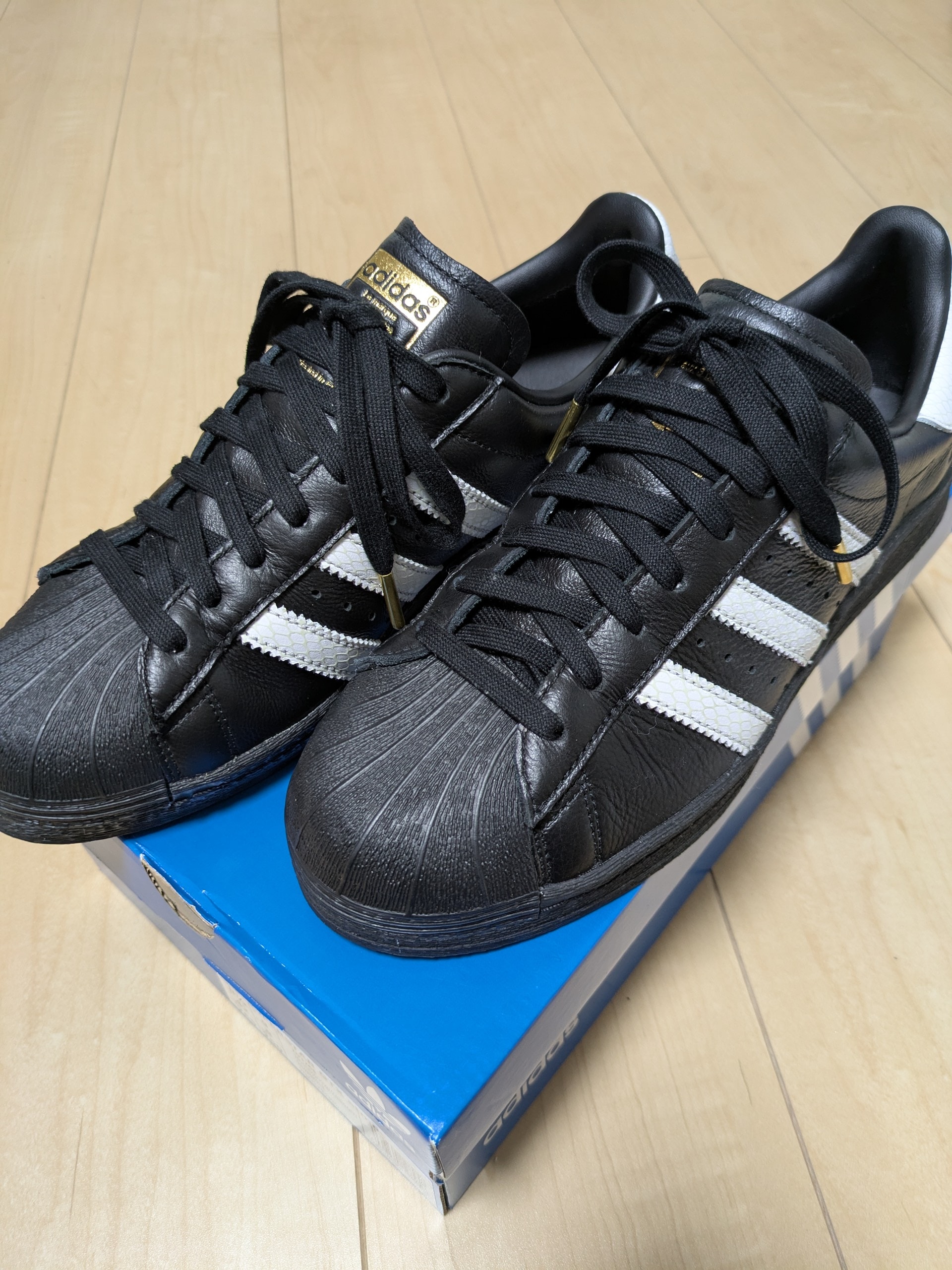 アトモス別注 アディダス オリジナルス スーパースター 82 ゴアテックス "コアブラック/フットウェアホワイト/ゴールドメタリック"