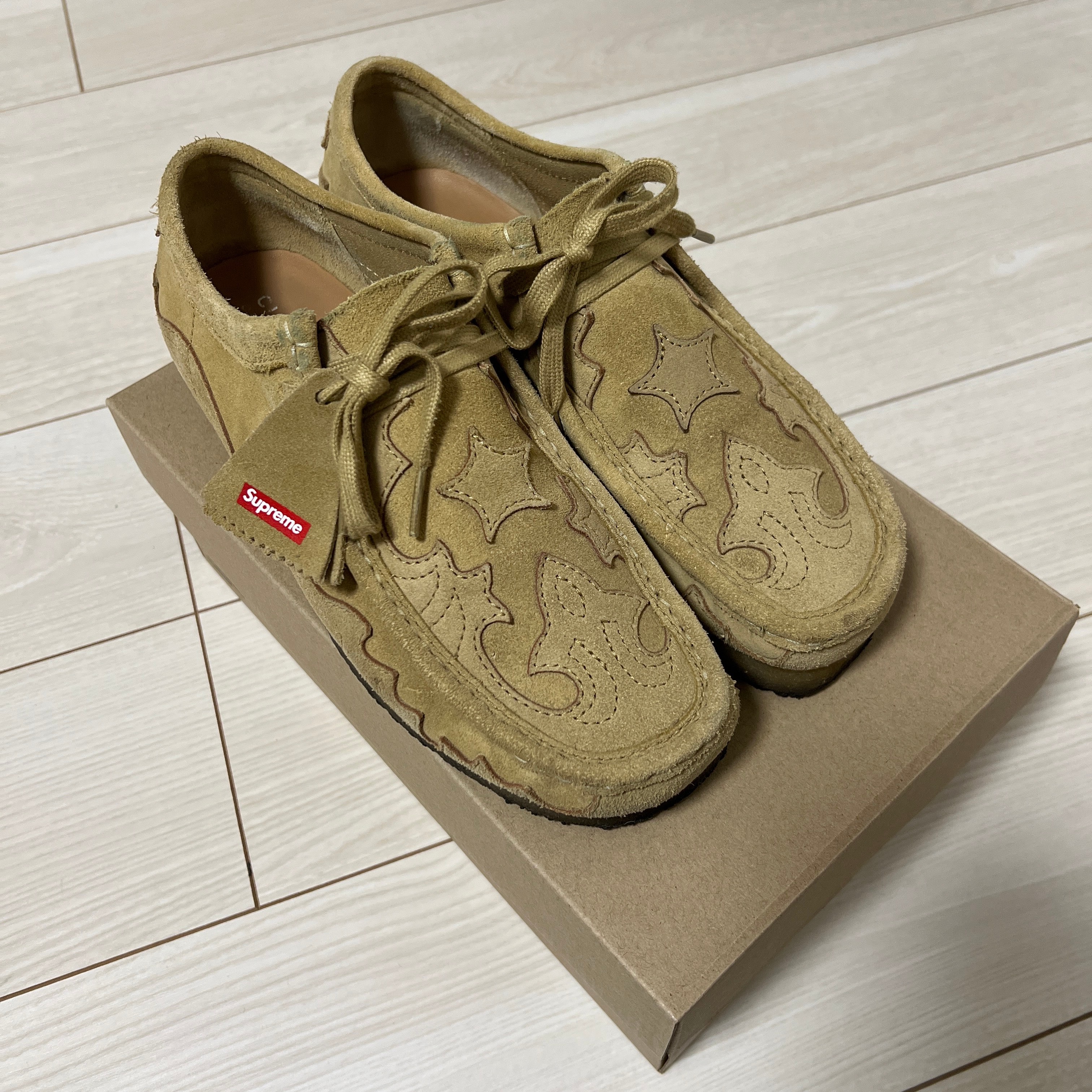 シュプリーム × クラークス ワラビー "メープル"