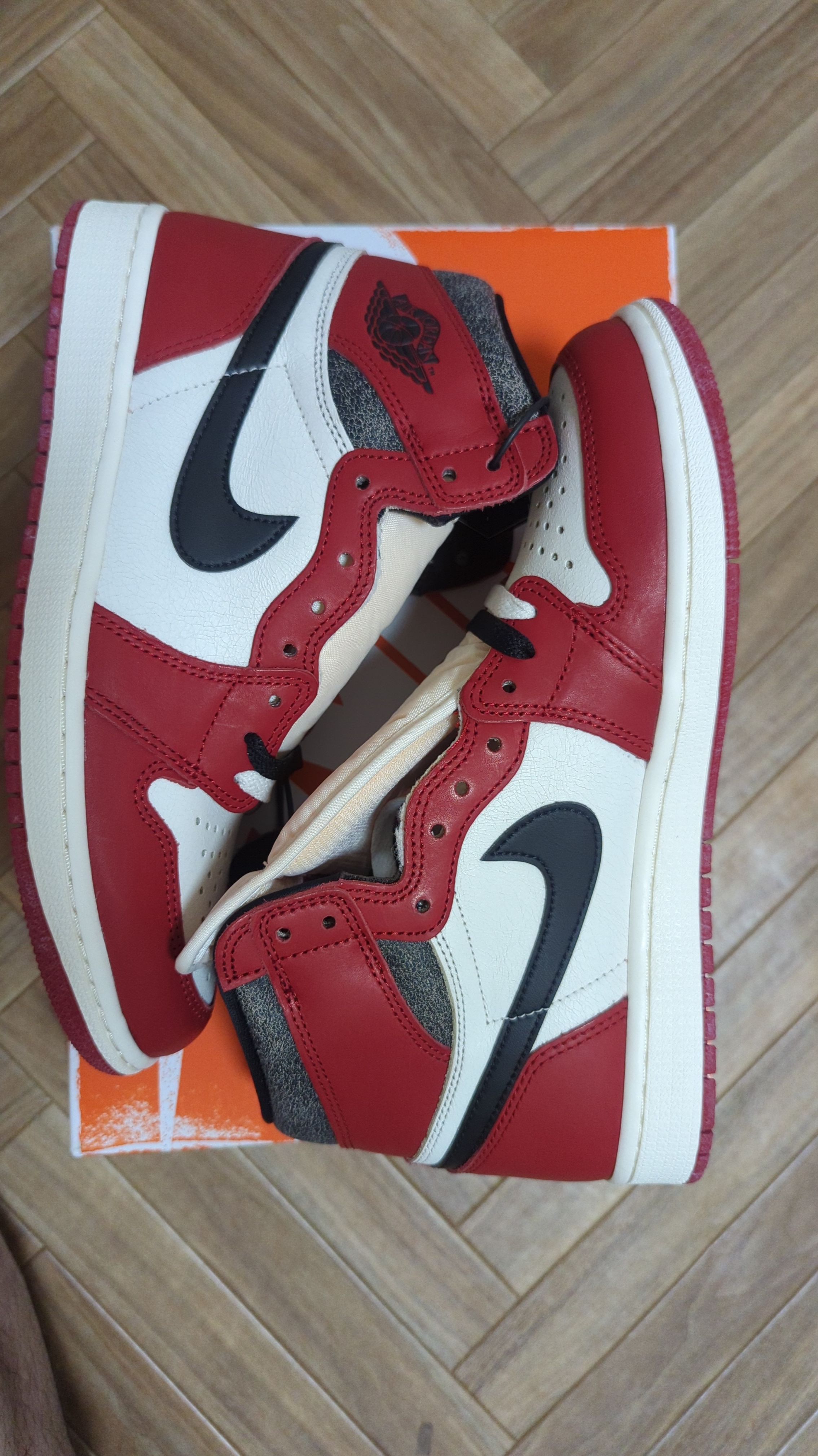 Nike Air Jordan 1 High OG "Lost & Found/Chicago"