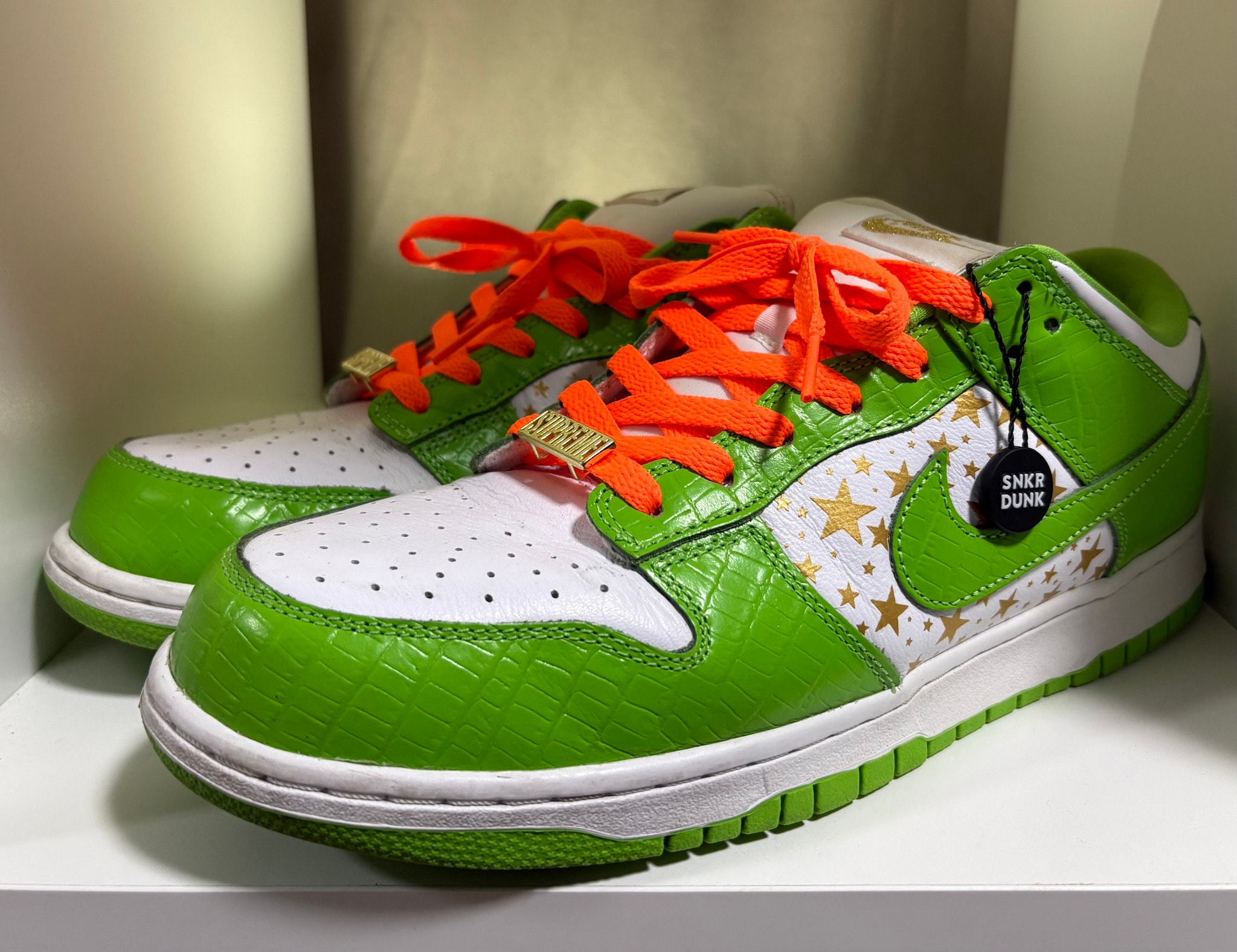 Supreme × Nike SB Dunk Low OG QS Gold Stars "White/Mean Green"