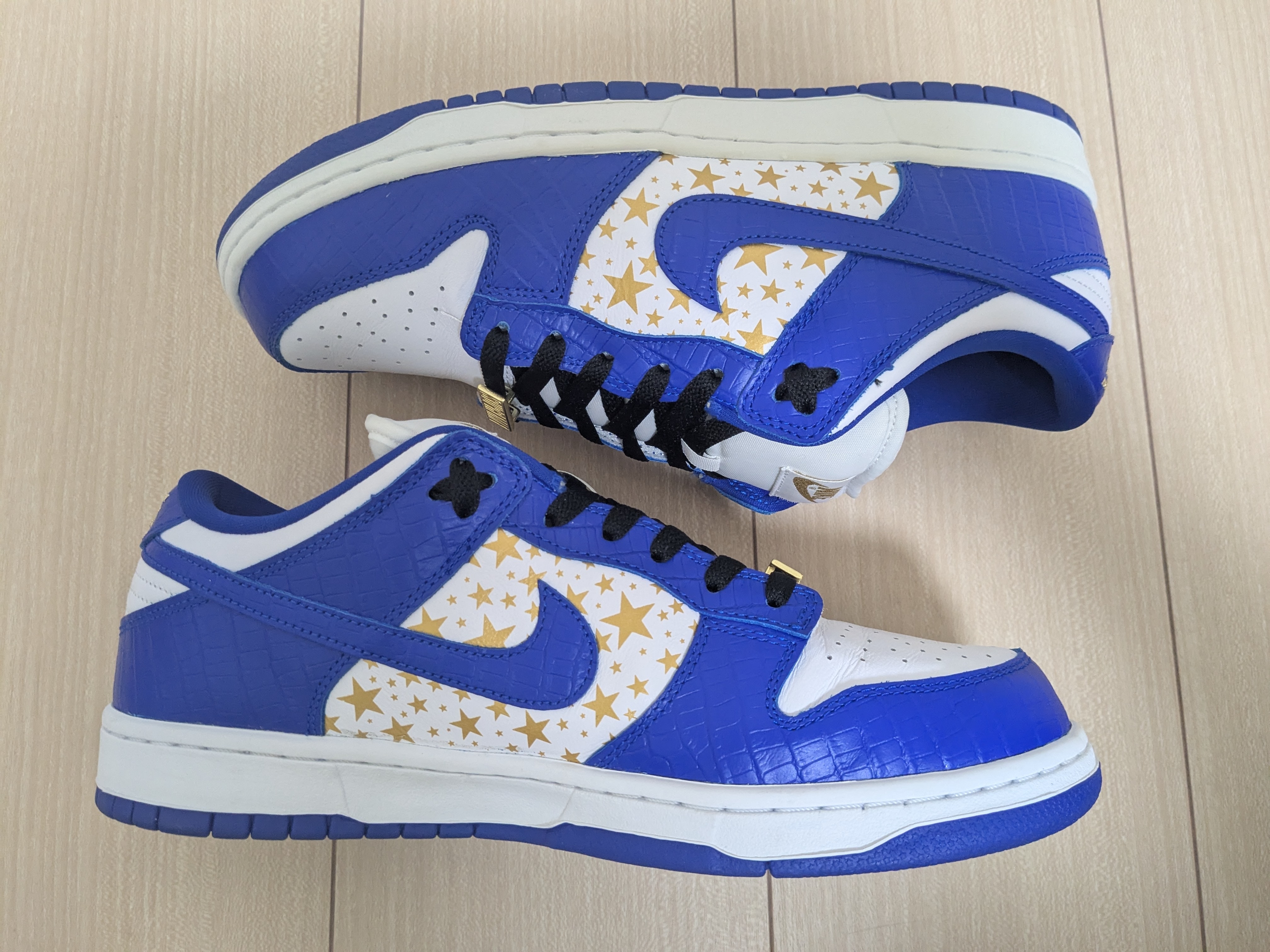 Supreme × Nike SB Dunk Low OG QS Gold Stars "White/Hyper Blue"