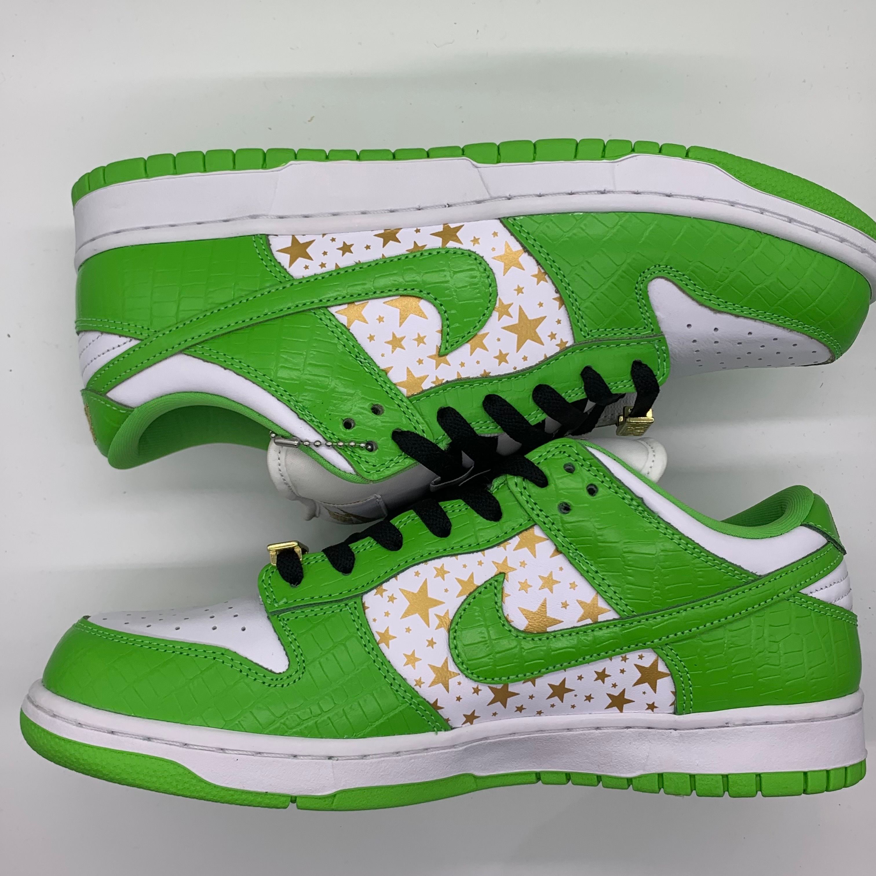 Supreme × Nike SB Dunk Low OG QS Gold Stars "White/Mean Green"