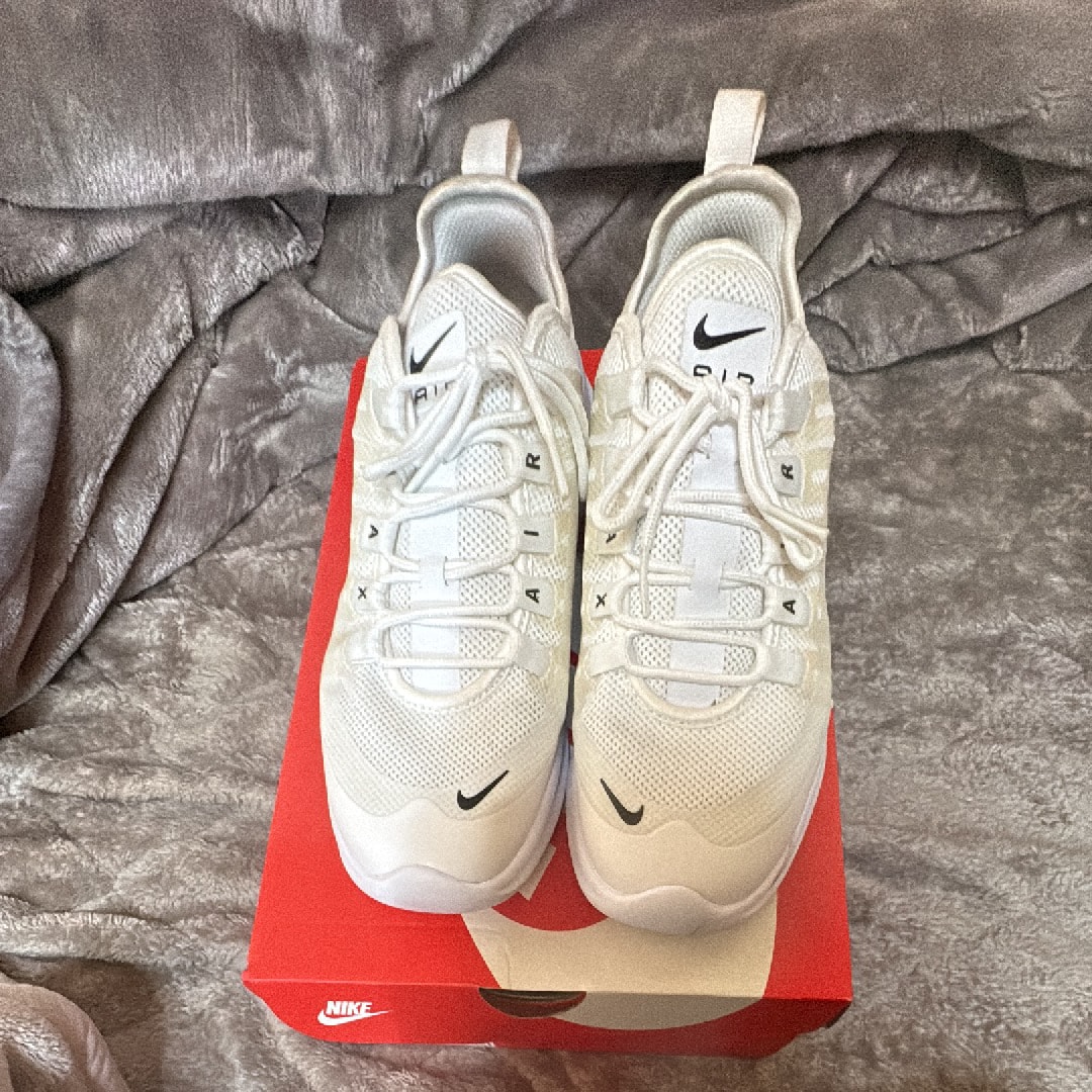 ナイキ エアマックスアクシス "ホワイト/ブラック"