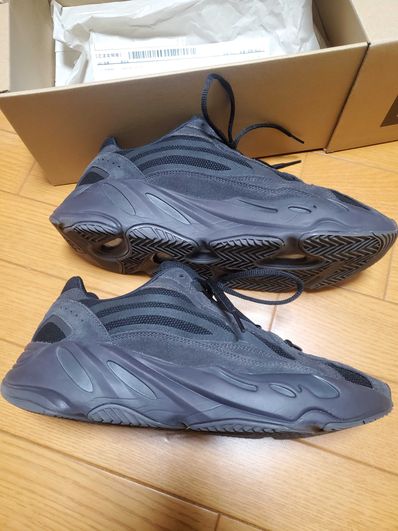adidas YEEZY BOOST 700 V2 "Vanta"