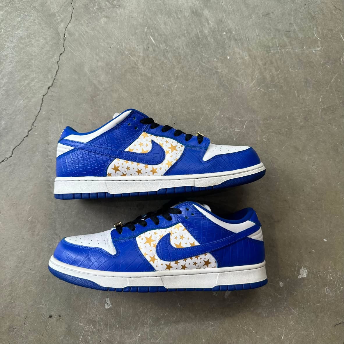 Supreme × Nike SB Dunk Low OG QS Gold Stars "White/Hyper Blue"