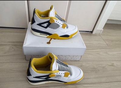 Nike Women's Air Jordan 4 Retro "Vivid Sulfur"