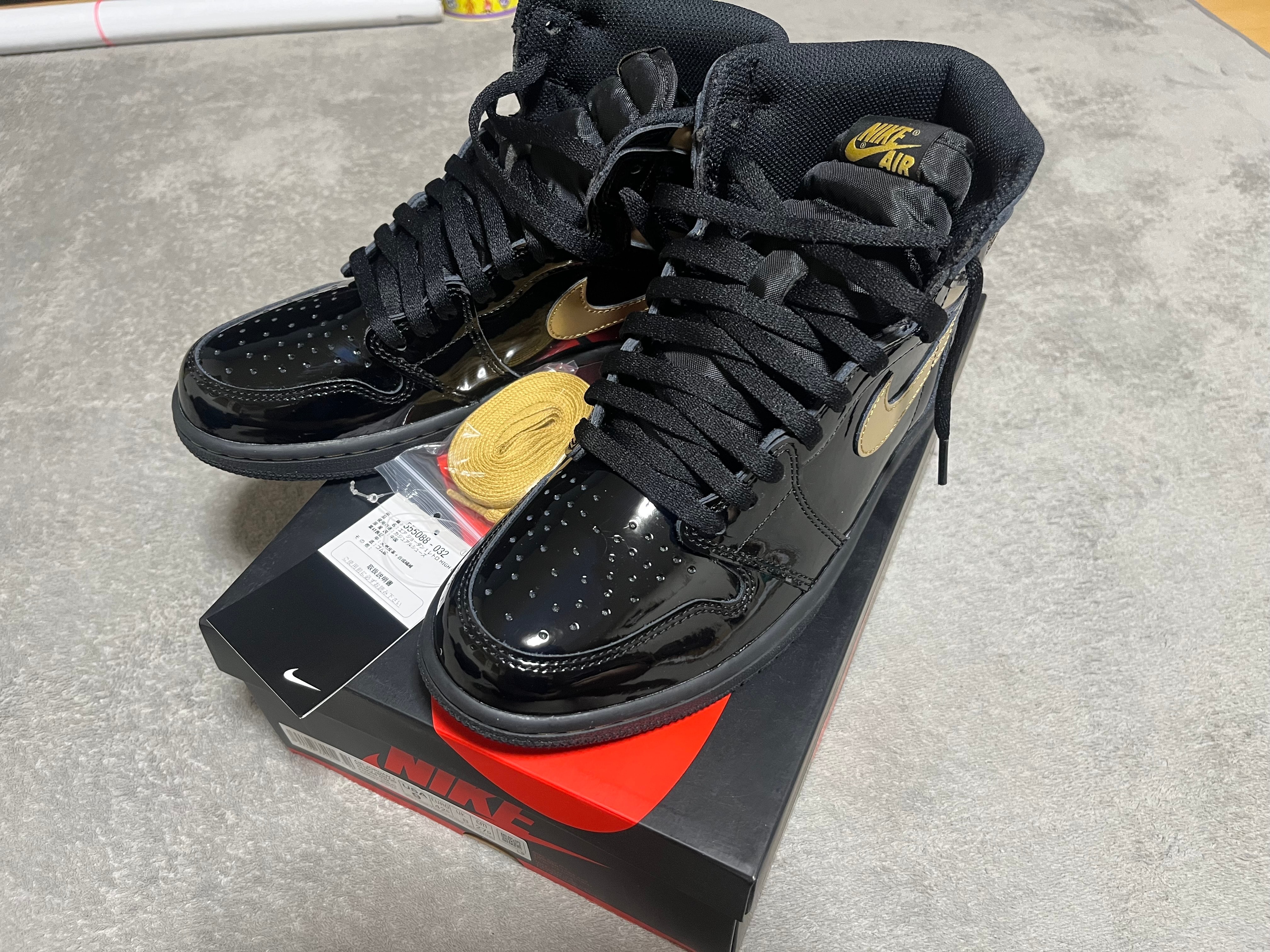 Nike Air Jordan 1 High OG "Black-Metalic Gold"