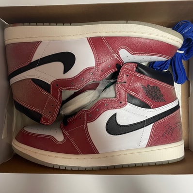 Trophy Room × Nike Air Jordan 1 Retro High "Chicago" (Friends and Family) (Blue Laces)