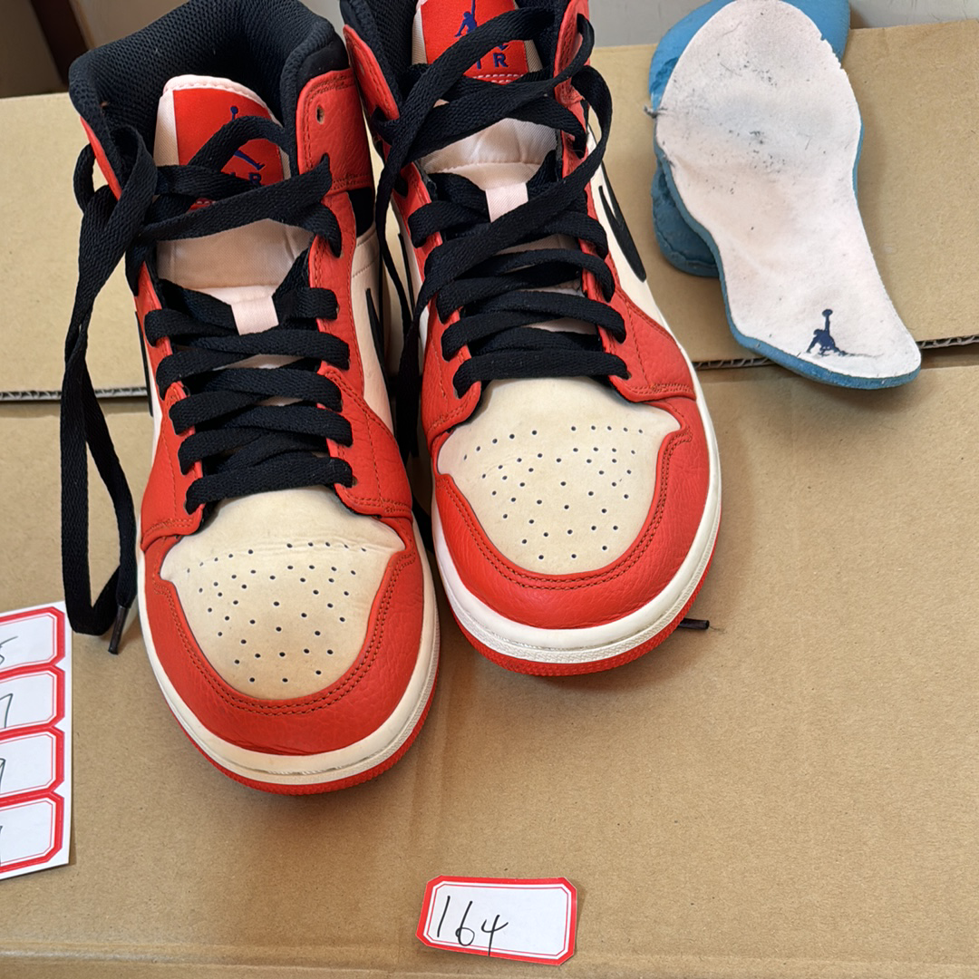 ナイキ エアジョーダン1 ミッド 