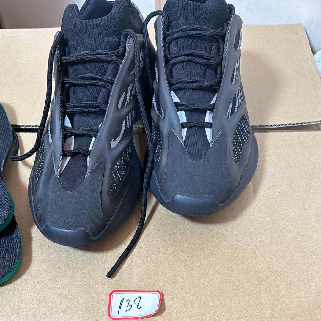 アディダス イージー 700V3 "アルヴァ"