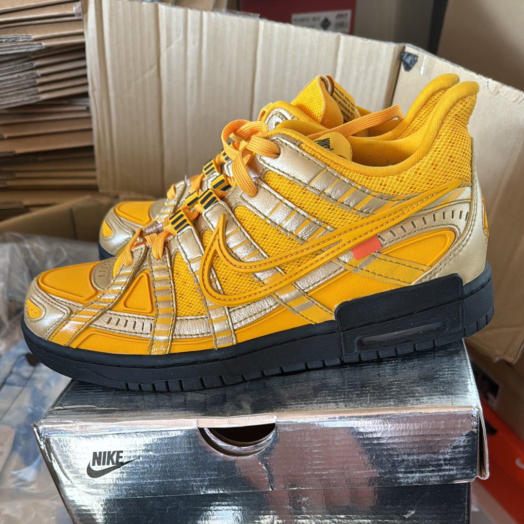 オフホワイト × ナイキ エアラバーダンク "ユニバーシティゴールド"