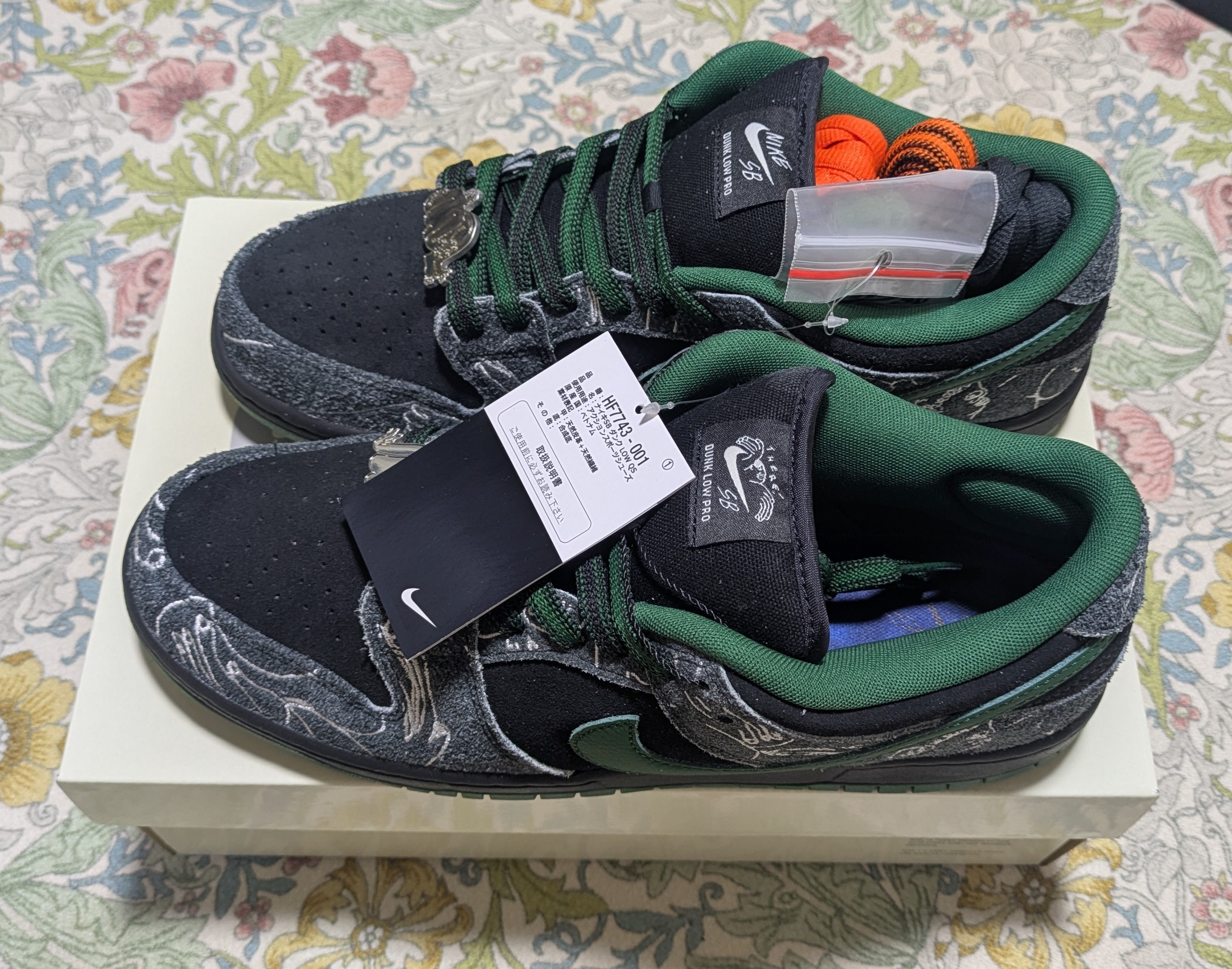 There Skateboards × Nike SB Dunk Low Pro "Anthracite and Gorge Green"
