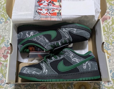 There Skateboards × Nike SB Dunk Low Pro "Anthracite and Gorge Green"