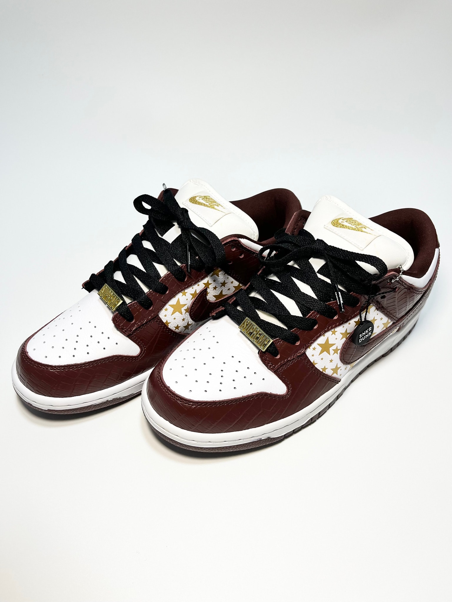 Supreme × Nike SB Dunk Low OG QS Gold Stars "White/Barkroot Brown"