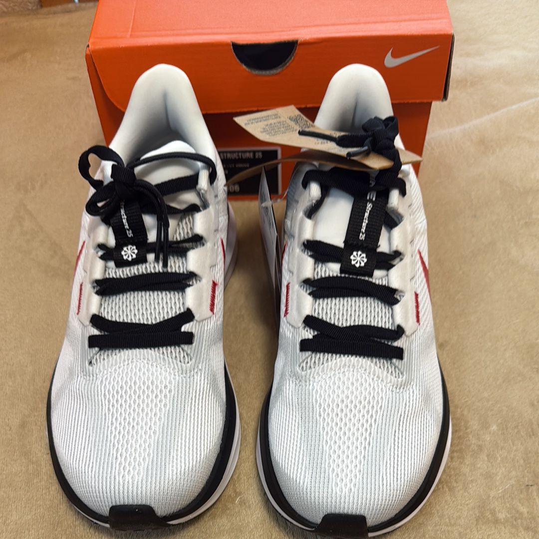 ナイキ ストラクチャー25 "ホワイト/ブラック/ライトスモークグレー/ファイヤーレッド"