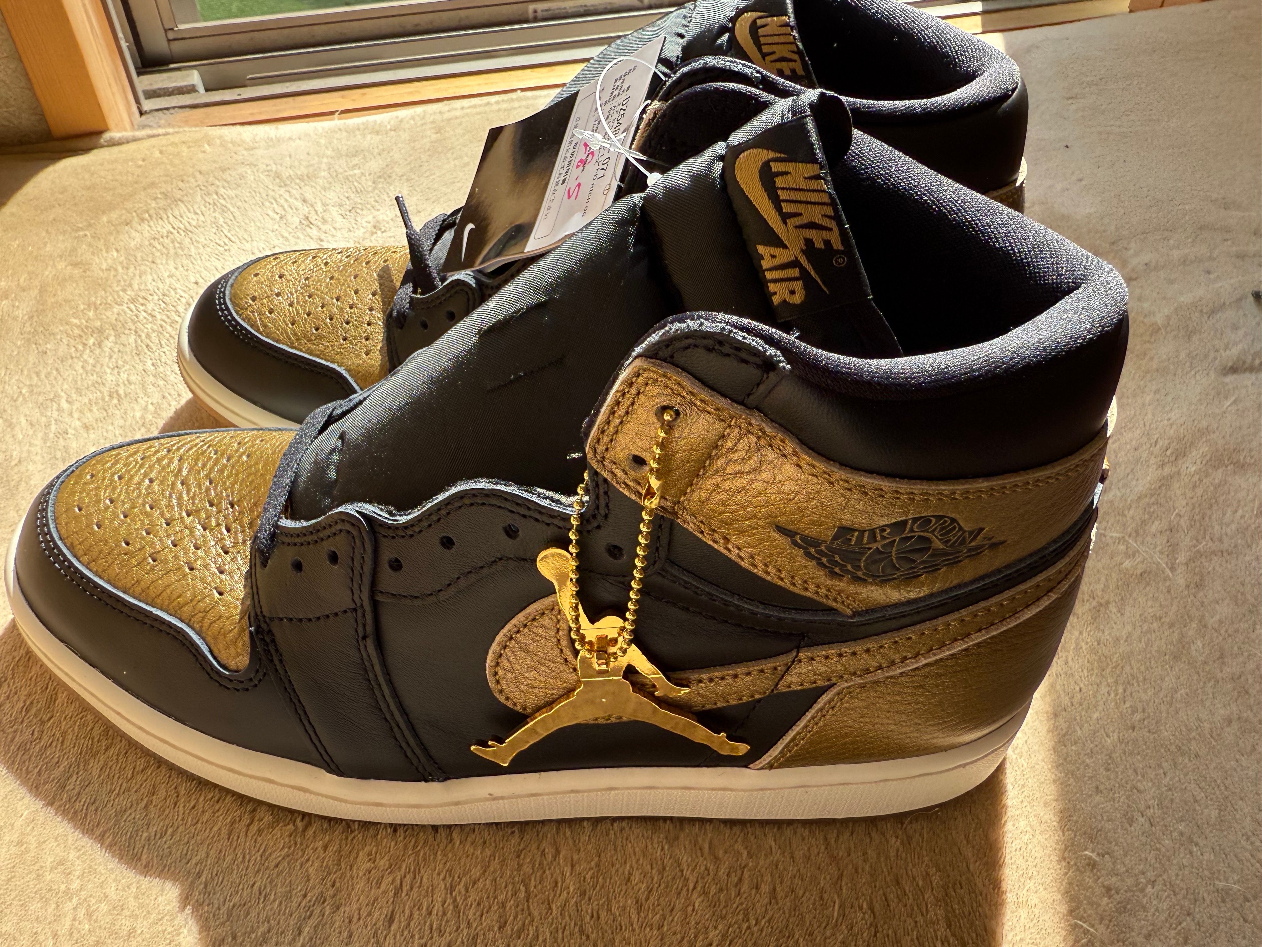Nike Air Jordan 1 Retro High OG "Black and Gold"