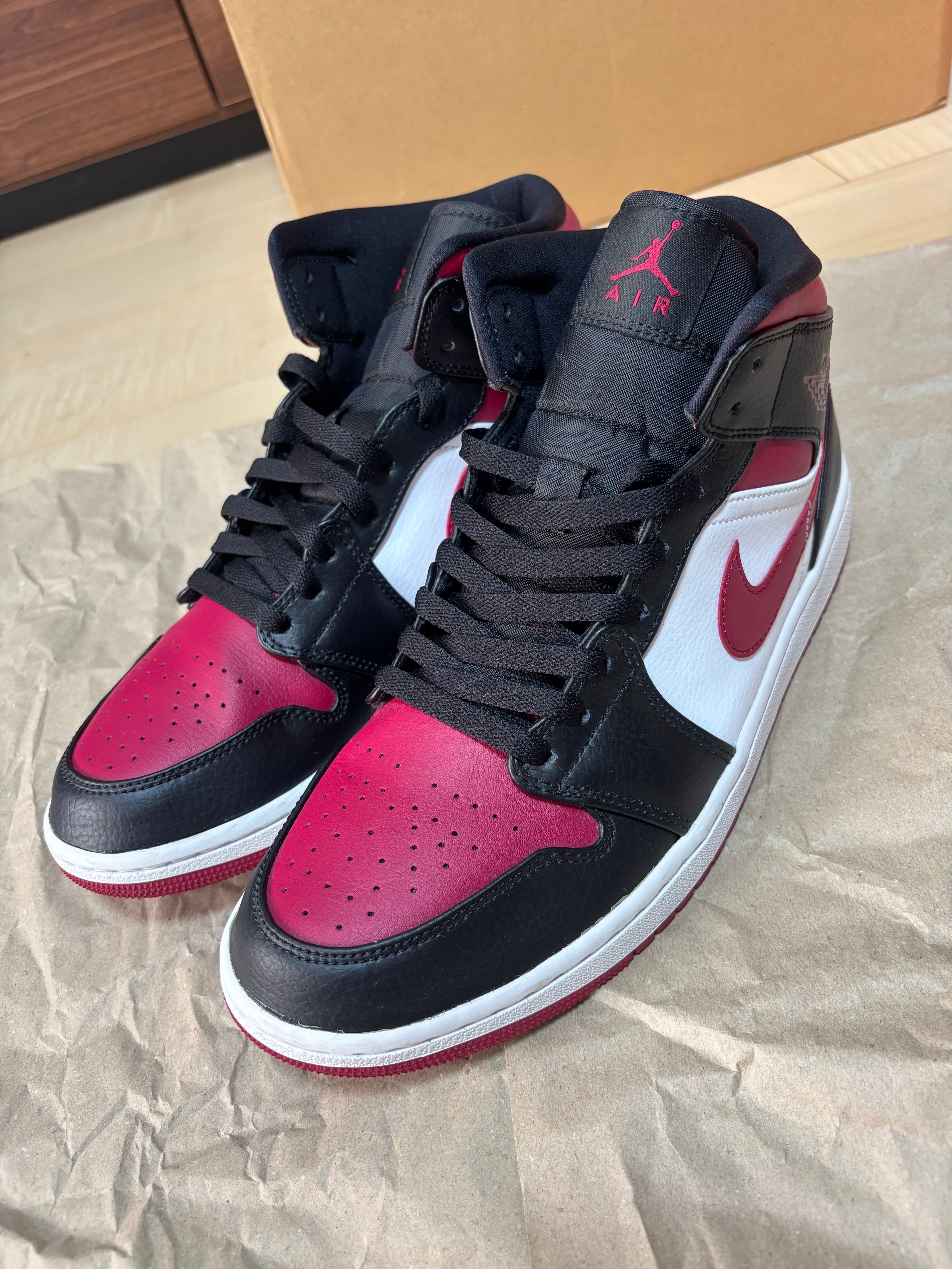 Nike Air Jordan 1 Mid "Black/Red/White"
