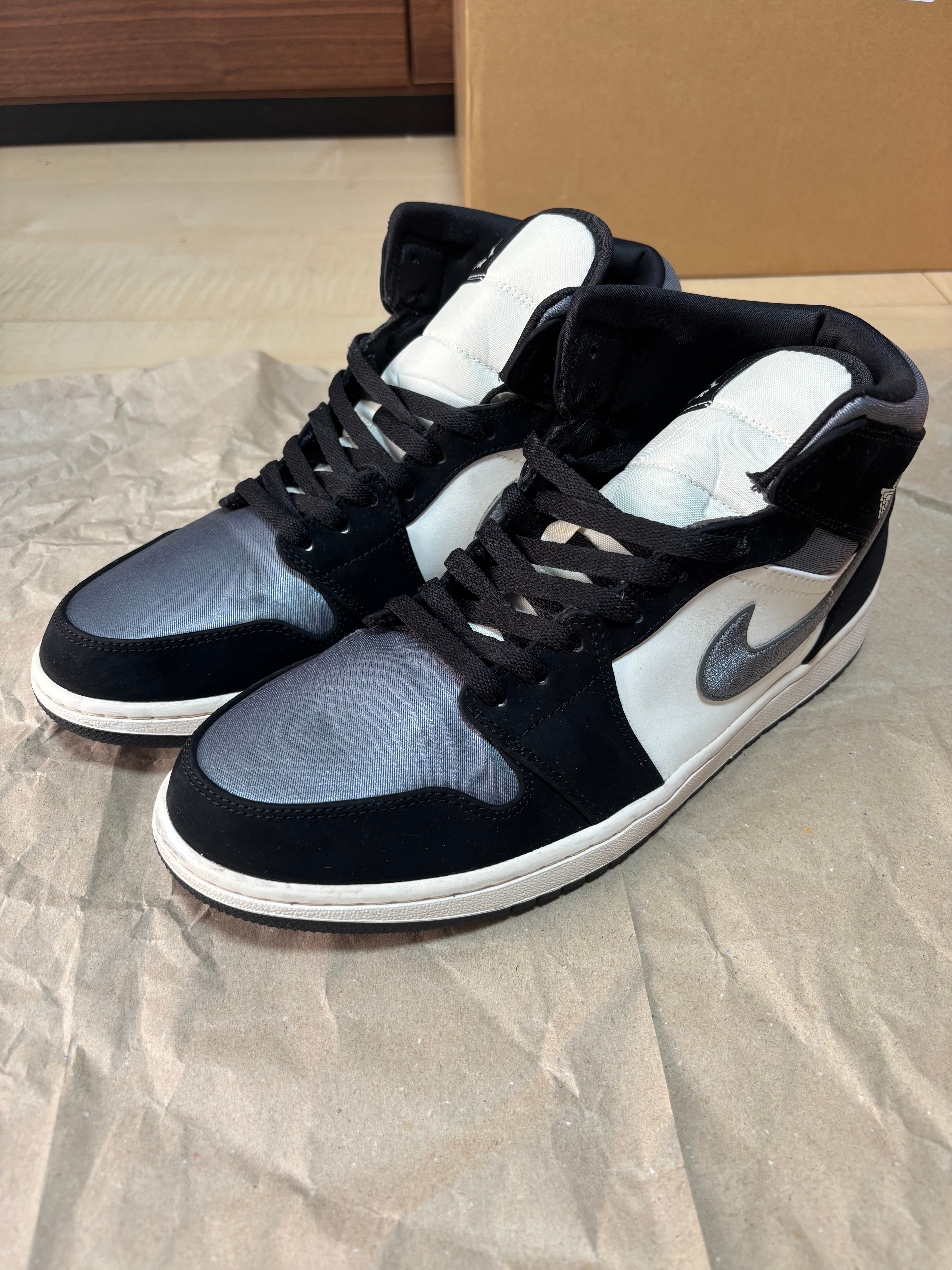 Nike Air Jordan 1 Mid SE "White/Black/Satin Blue"