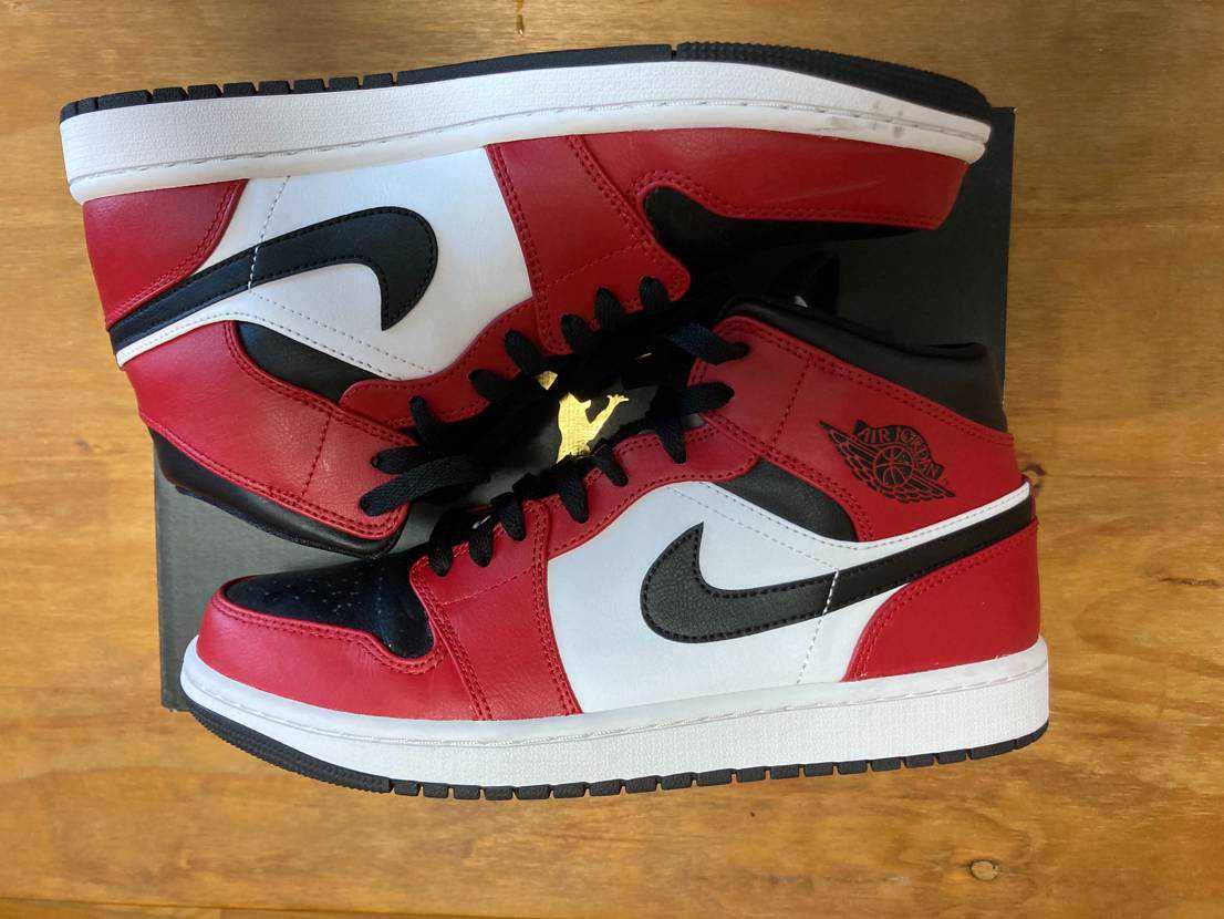Nike Air Jordan 1 Mid "Chicago Black Toe"