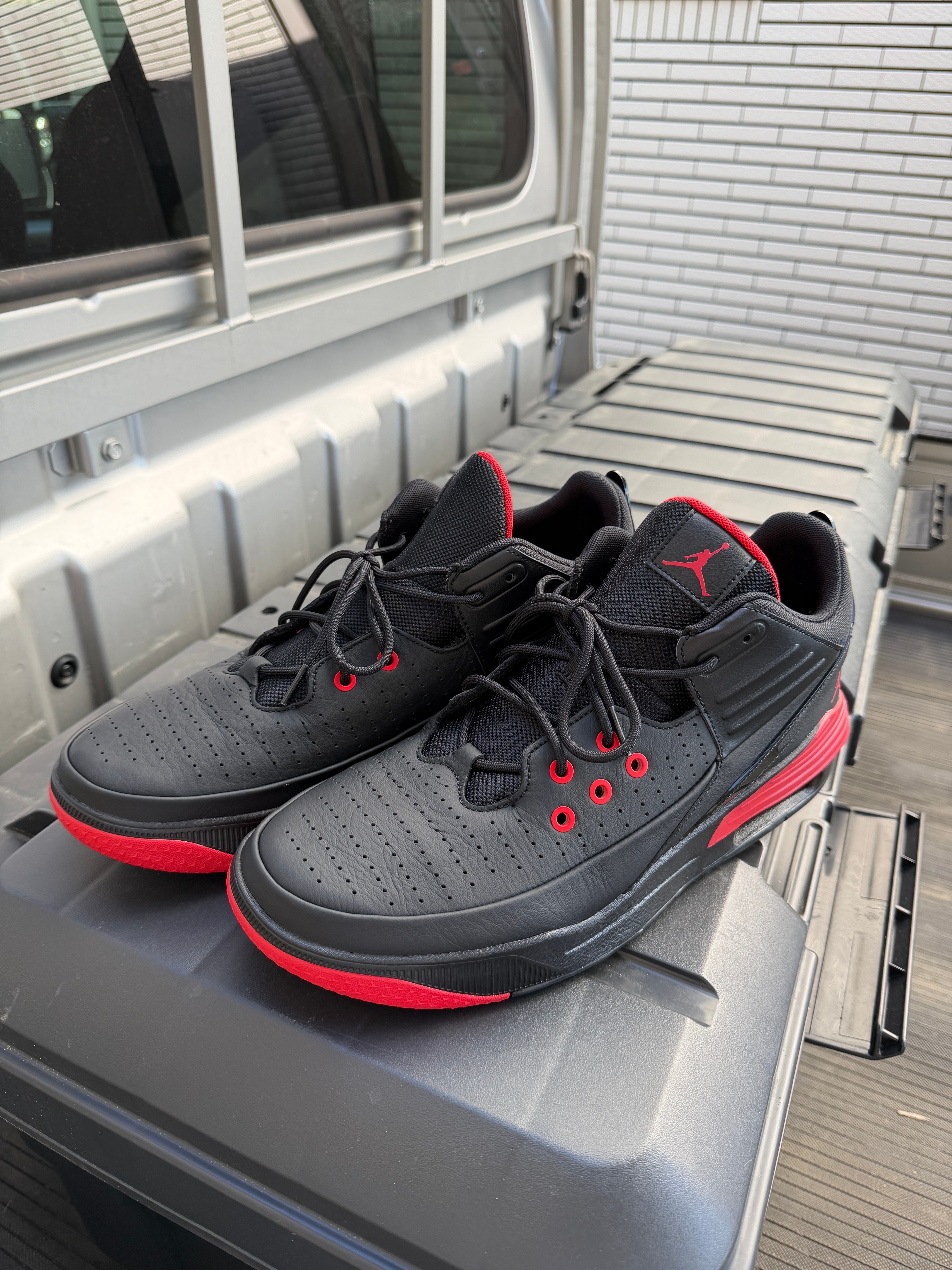 Nike Jordan Max Aura 5 "Black/University Red"